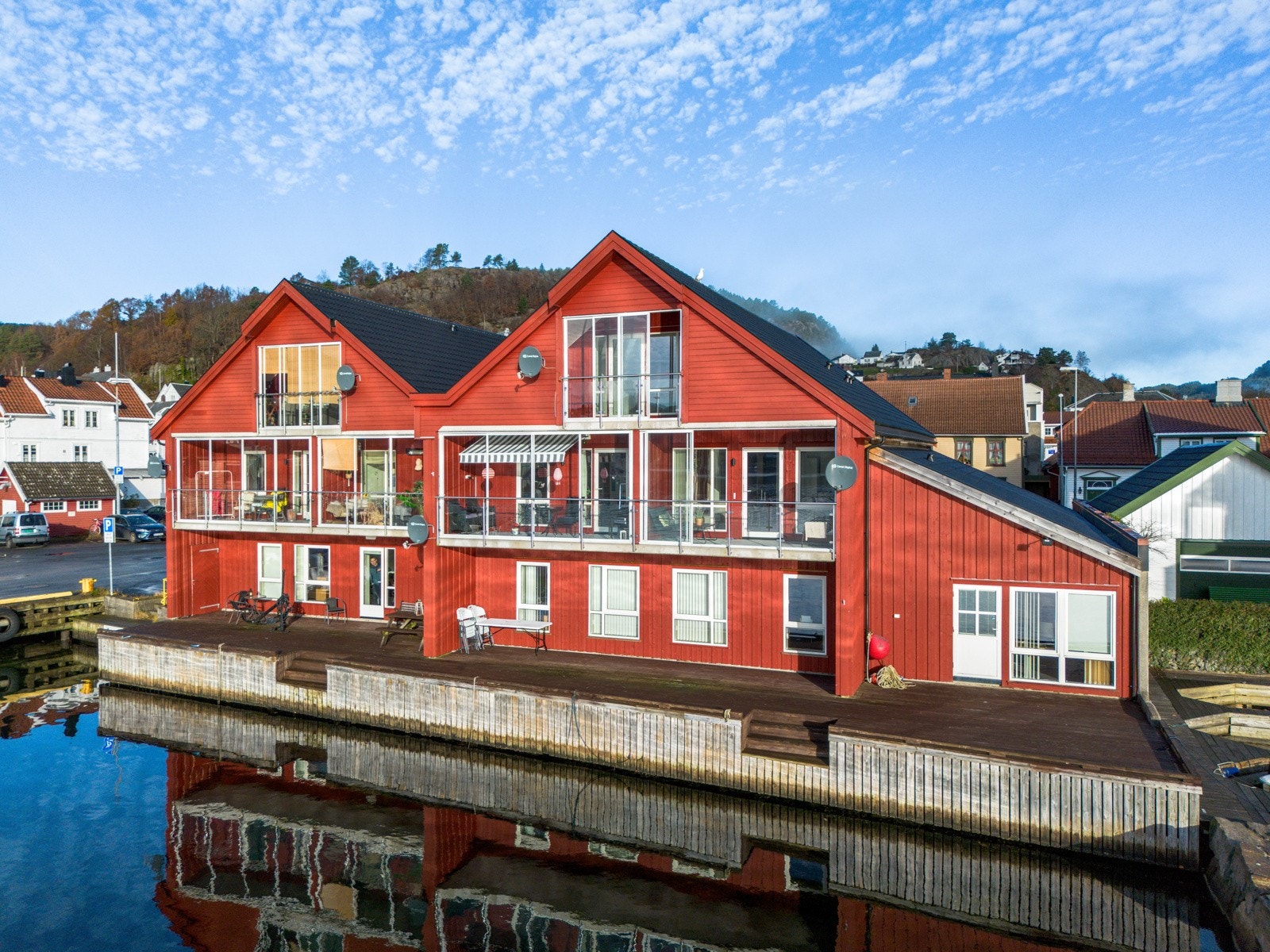 Idyllisk beliggenhet like ved vannkanten. Galleribilde