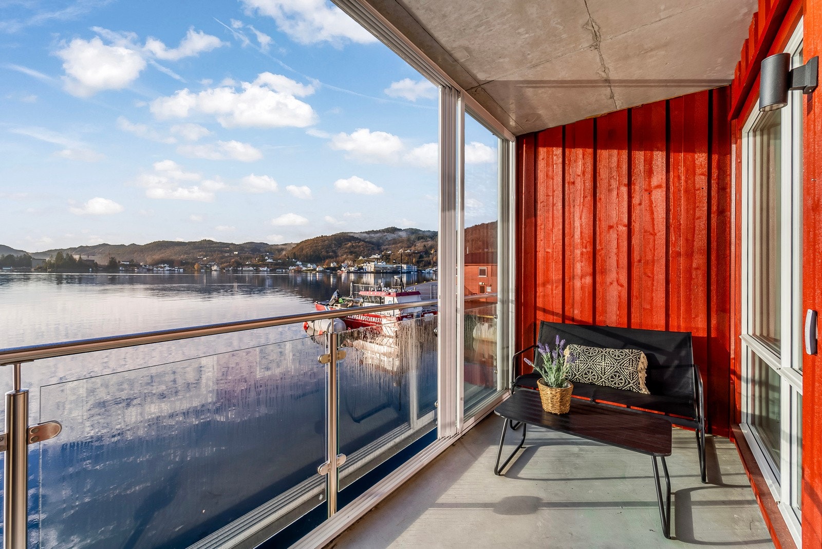 Innglasset balkong med flott utsikt og gode solforhold. Galleribilde