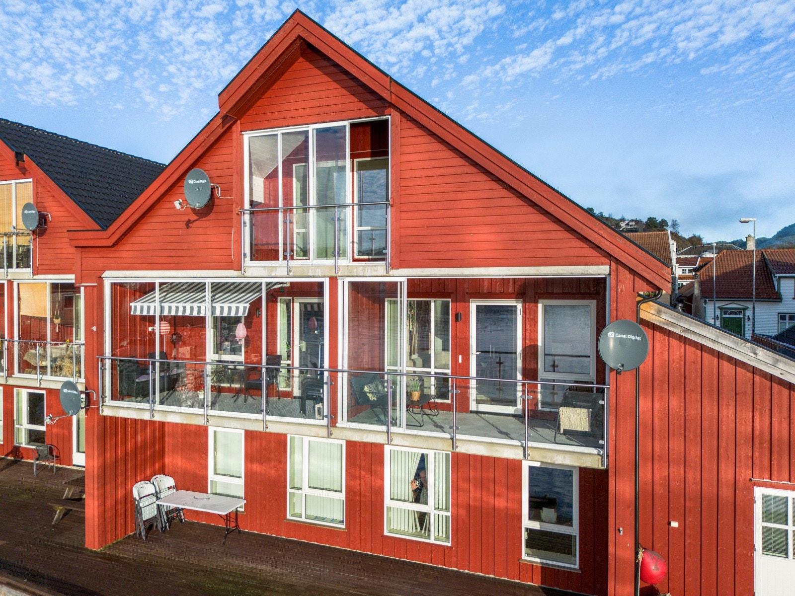 Solrik og sentrumsnær beliggenhet med nærhet til alt serntrum har å by på. Galleribilde