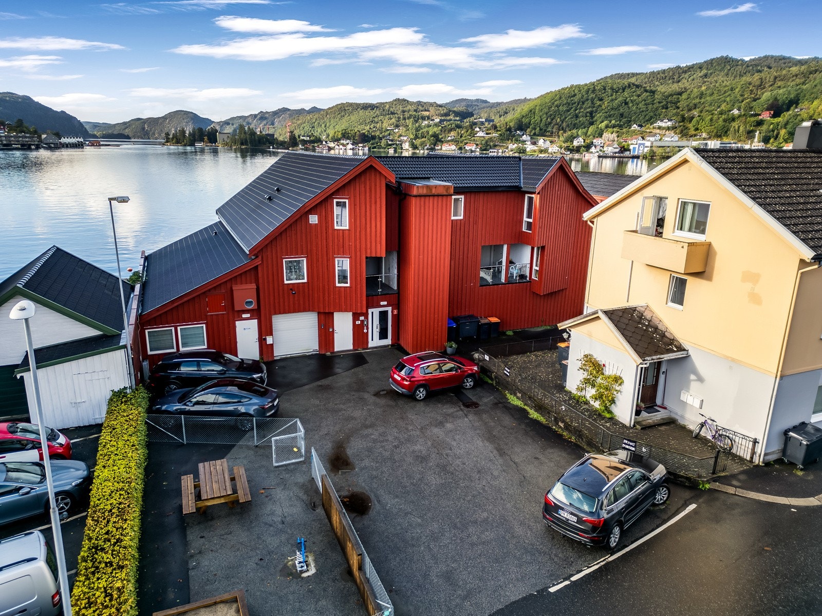 Parkering på baksiden av bygget. Galleribilde
