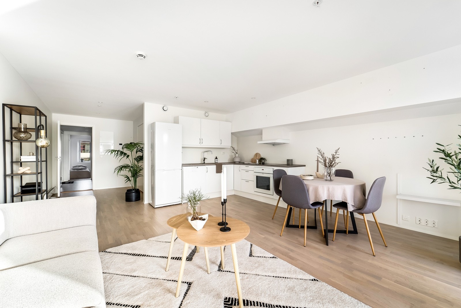En lys og innbydende leilighet fra 2018. Galleribilde