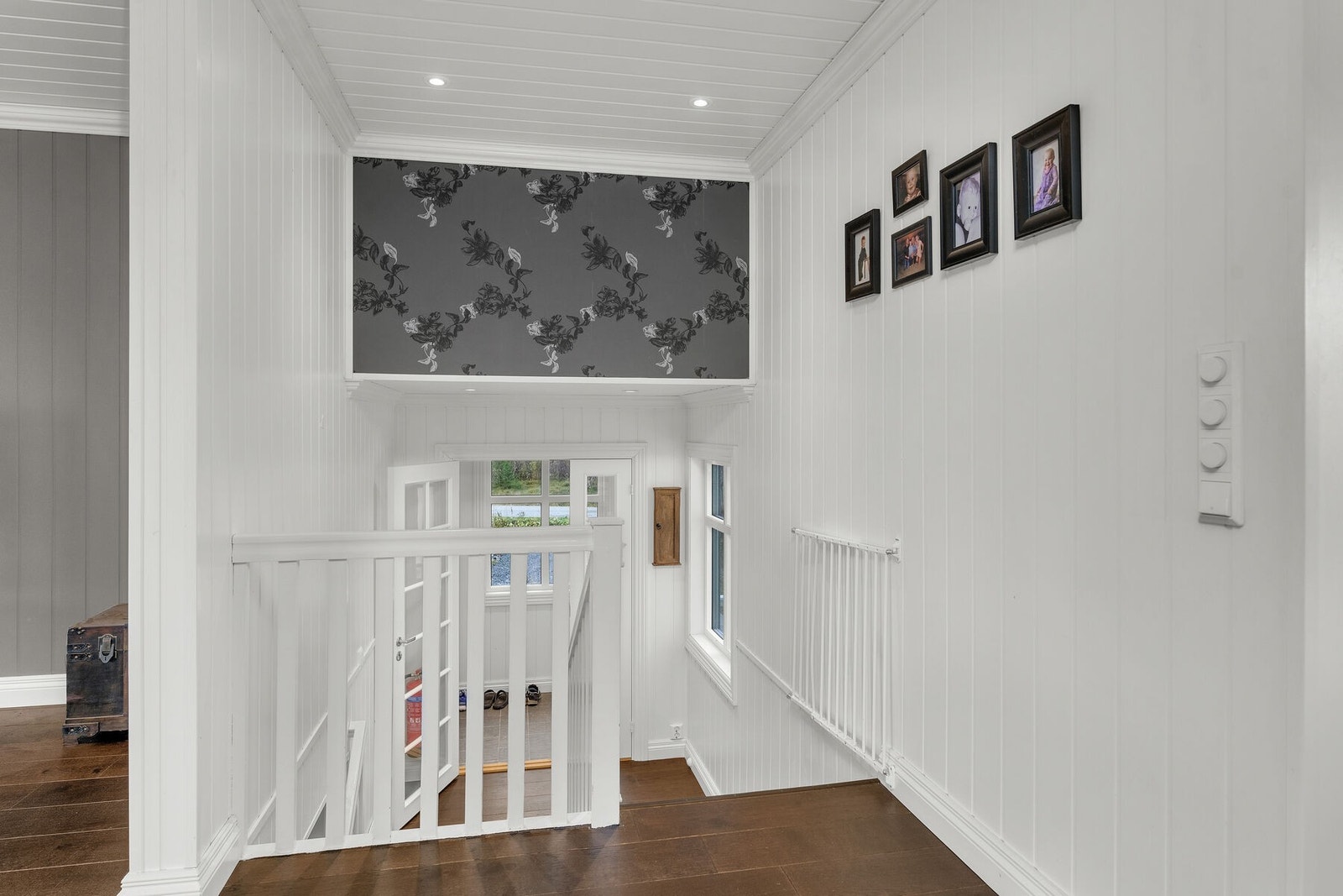 Trappegangen sett fra stuen. Galleribilde