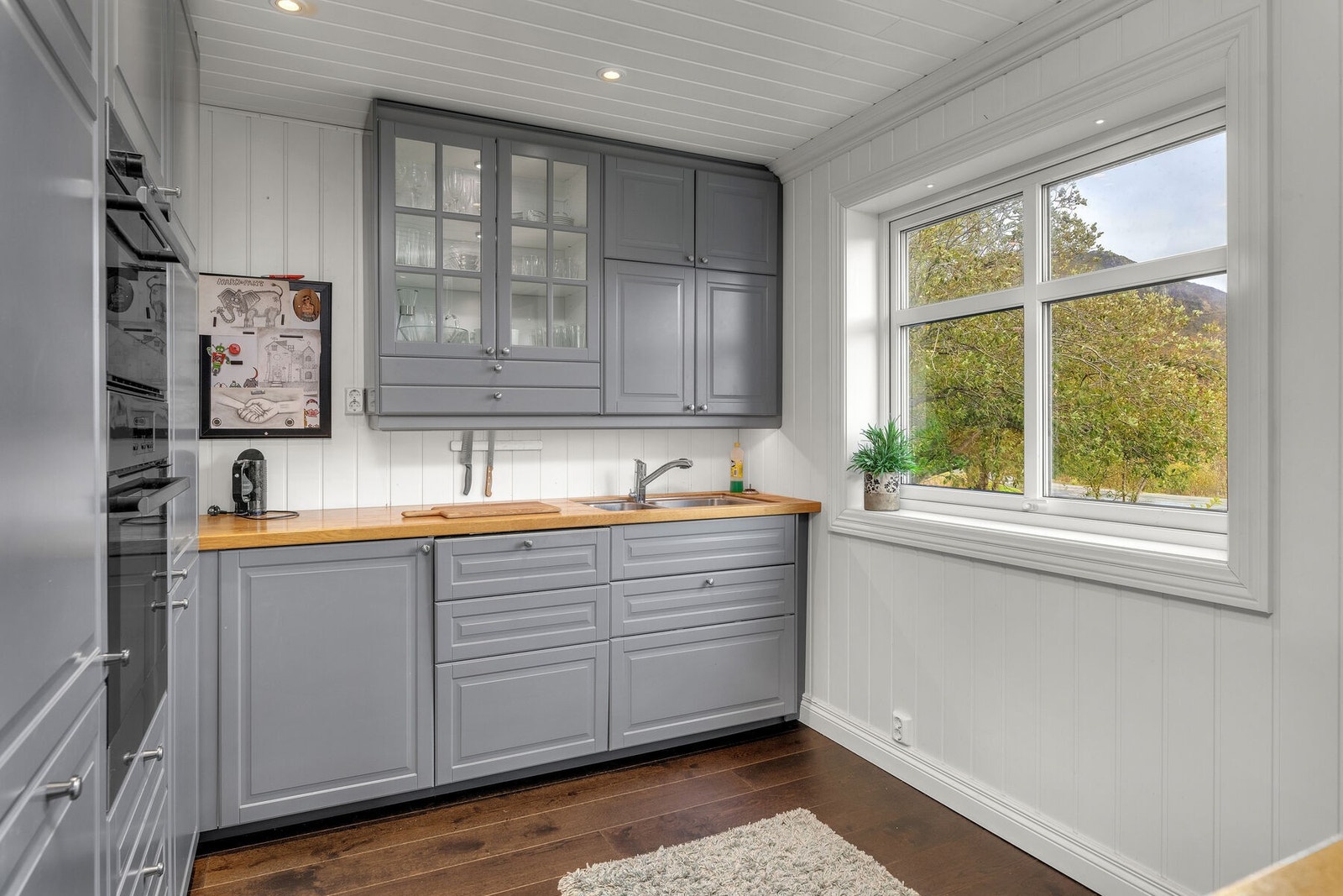 Nyere kjøkken fra 2016 med profilerte fronter og laminat benkeplate. Galleribilde