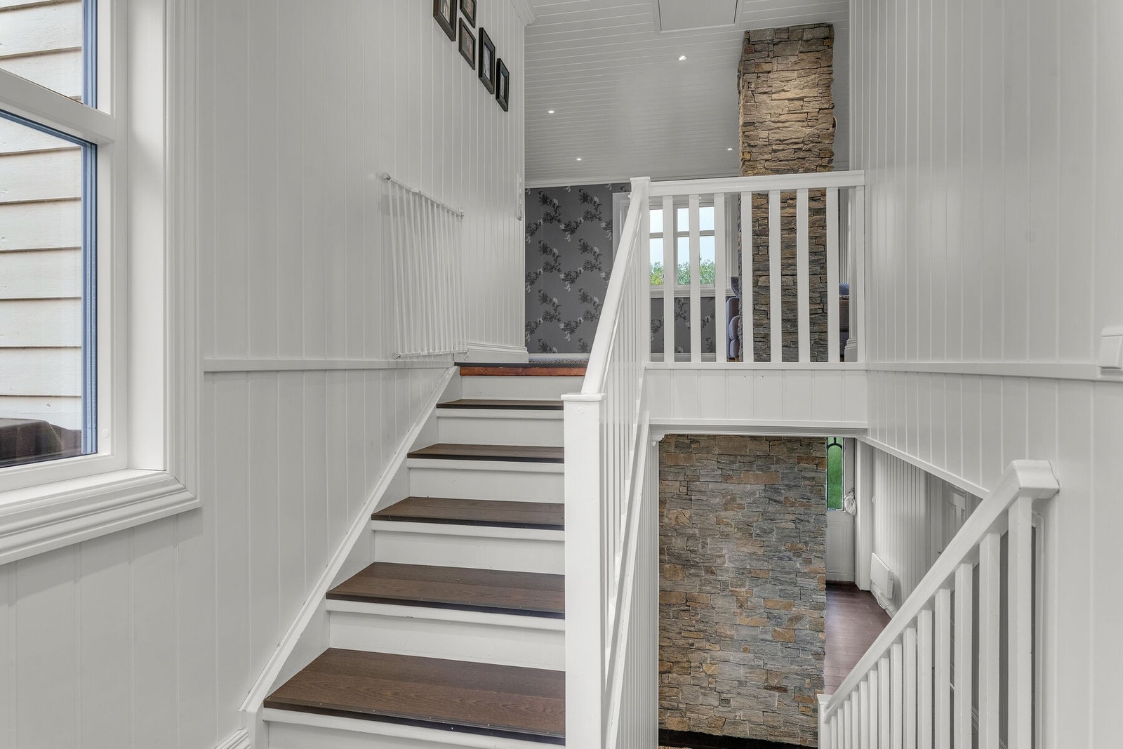 Hovedetasjen er fordelt på to nivåer. Fra gangen er det trapp opp til stue og kjøkken, samt ned til underetasjen. Galleribilde