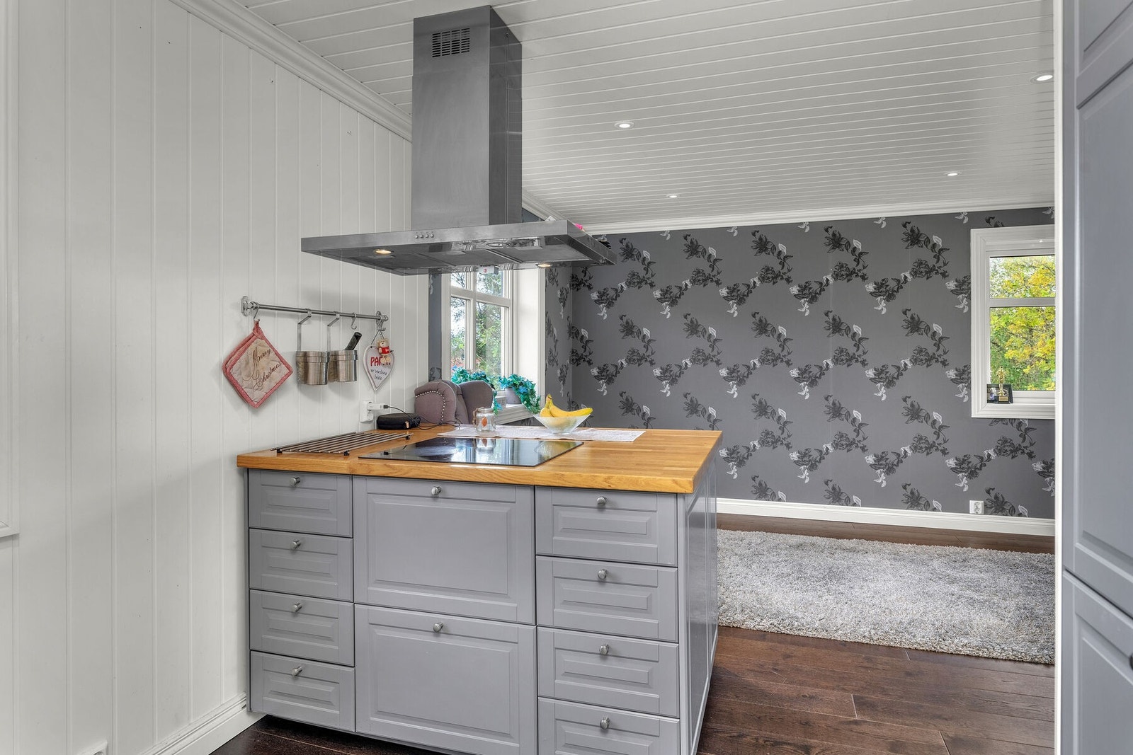 Funksjonell kjøkkenøy med koketopp. Galleribilde