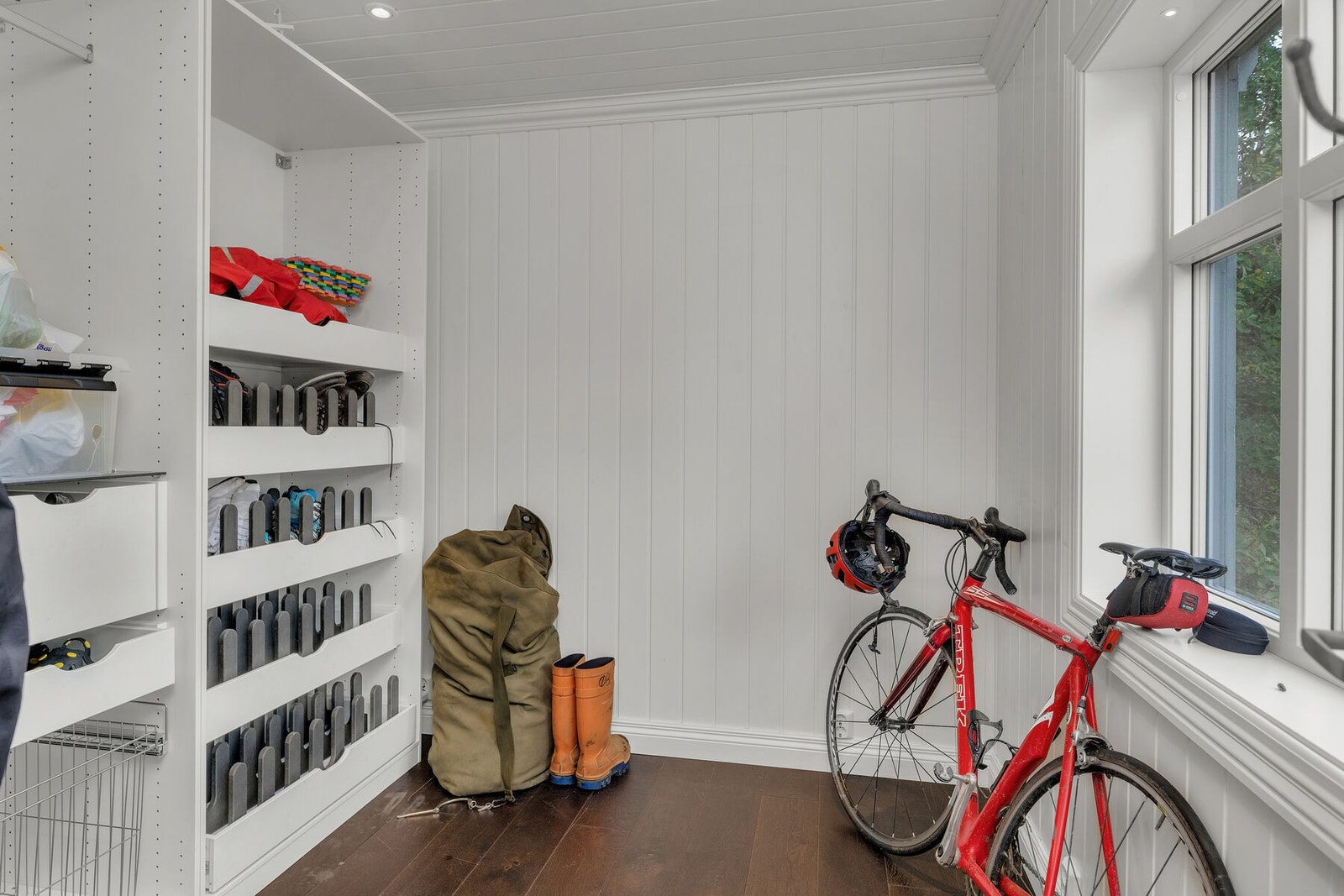 Innenfor entréen er det et praktisk garderoberom med plass til oppbevaring av diverse yttertøy. Galleribilde