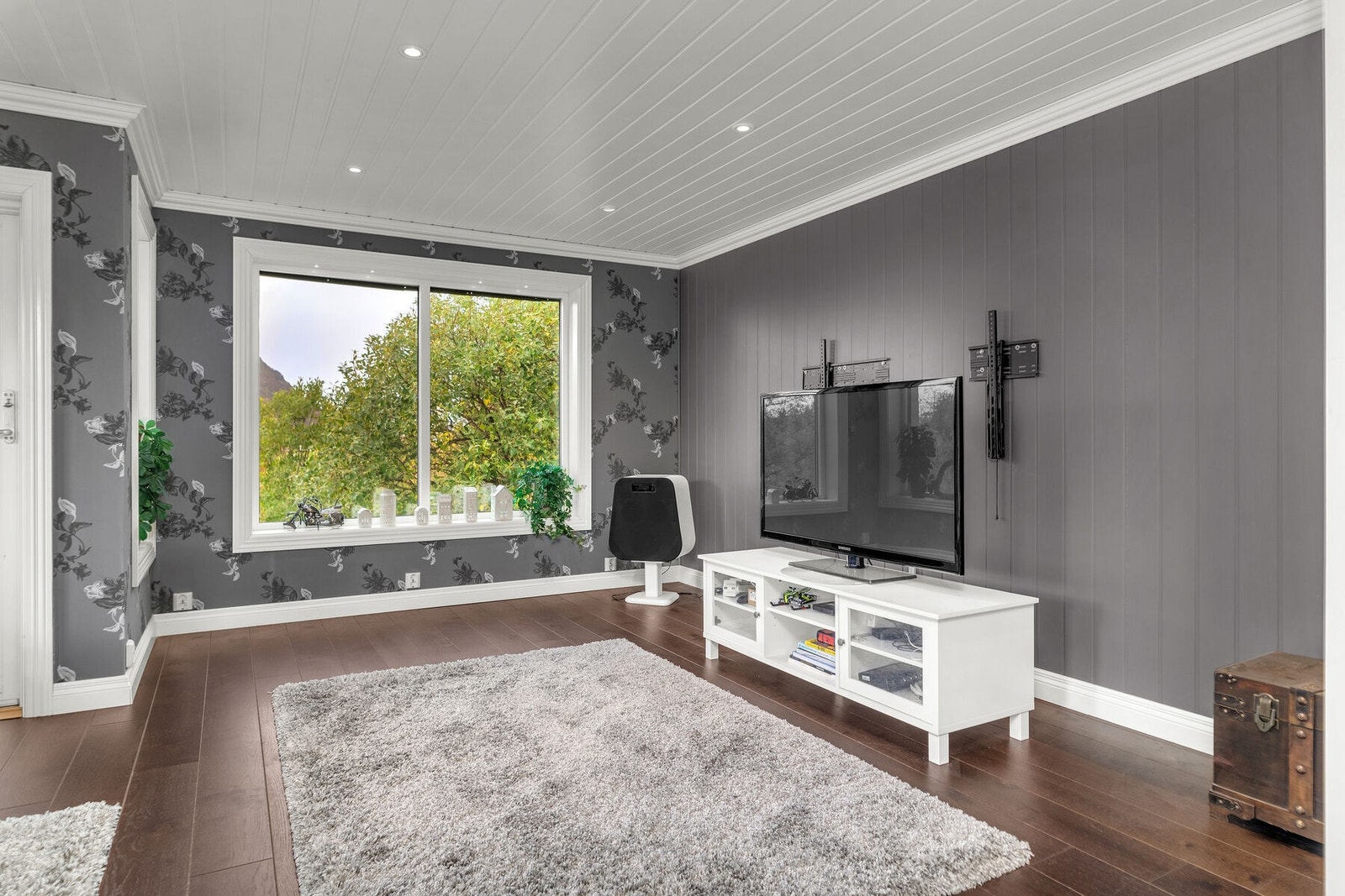 Spotter i taket gir fin innebelysning i tillegg til naturlig dagslys. Galleribilde