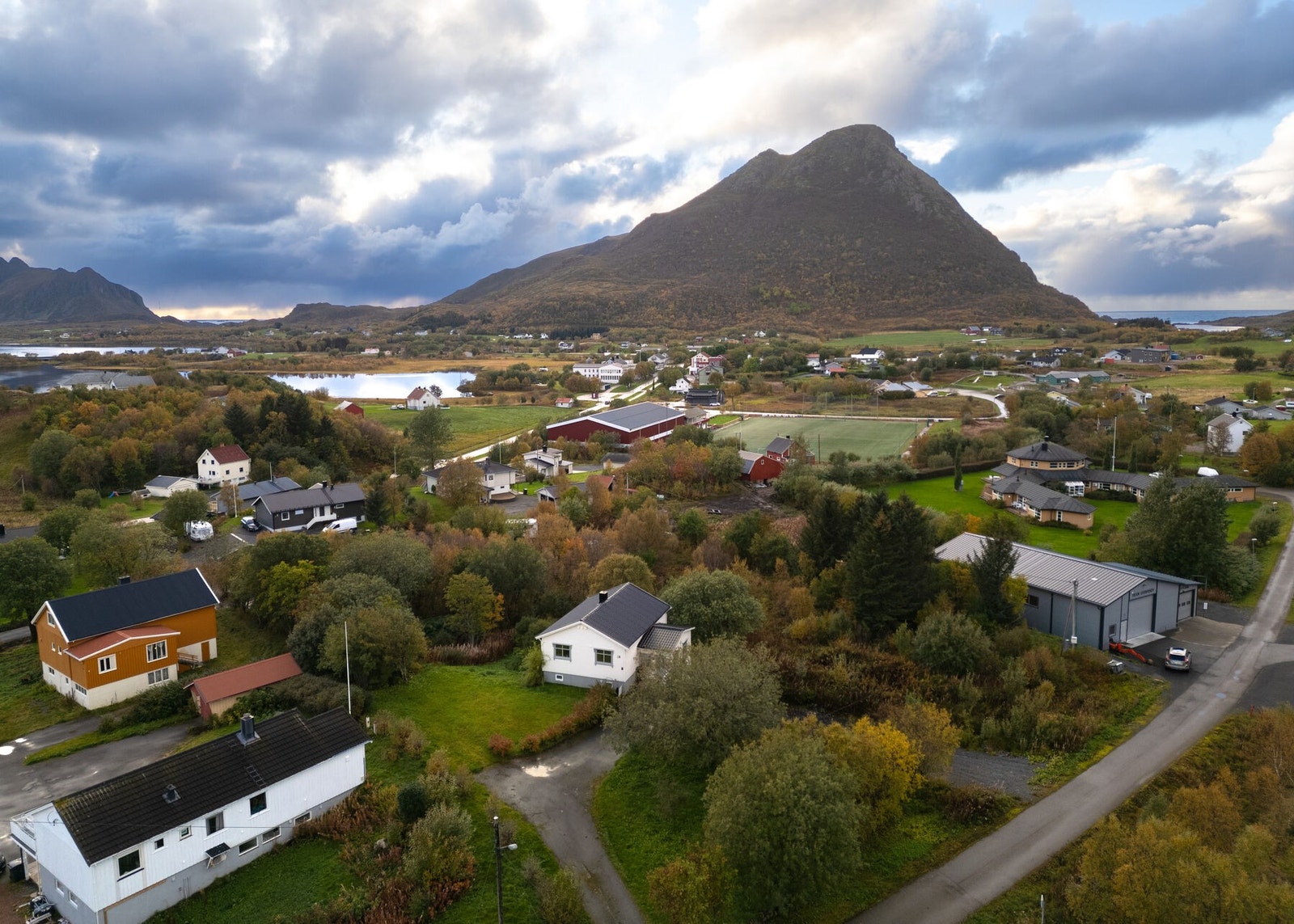 Eiendommen sett fra lufta og nærområdet rundt. Galleribilde