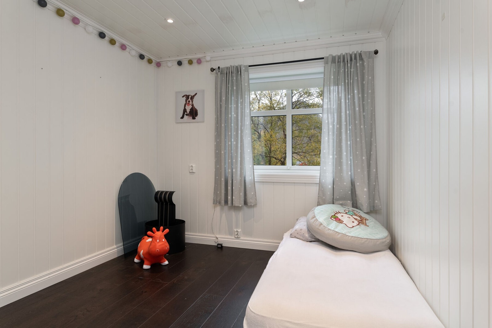 Soverom nummer 2 har lysmalte vegger og spotter i taket. Galleribilde