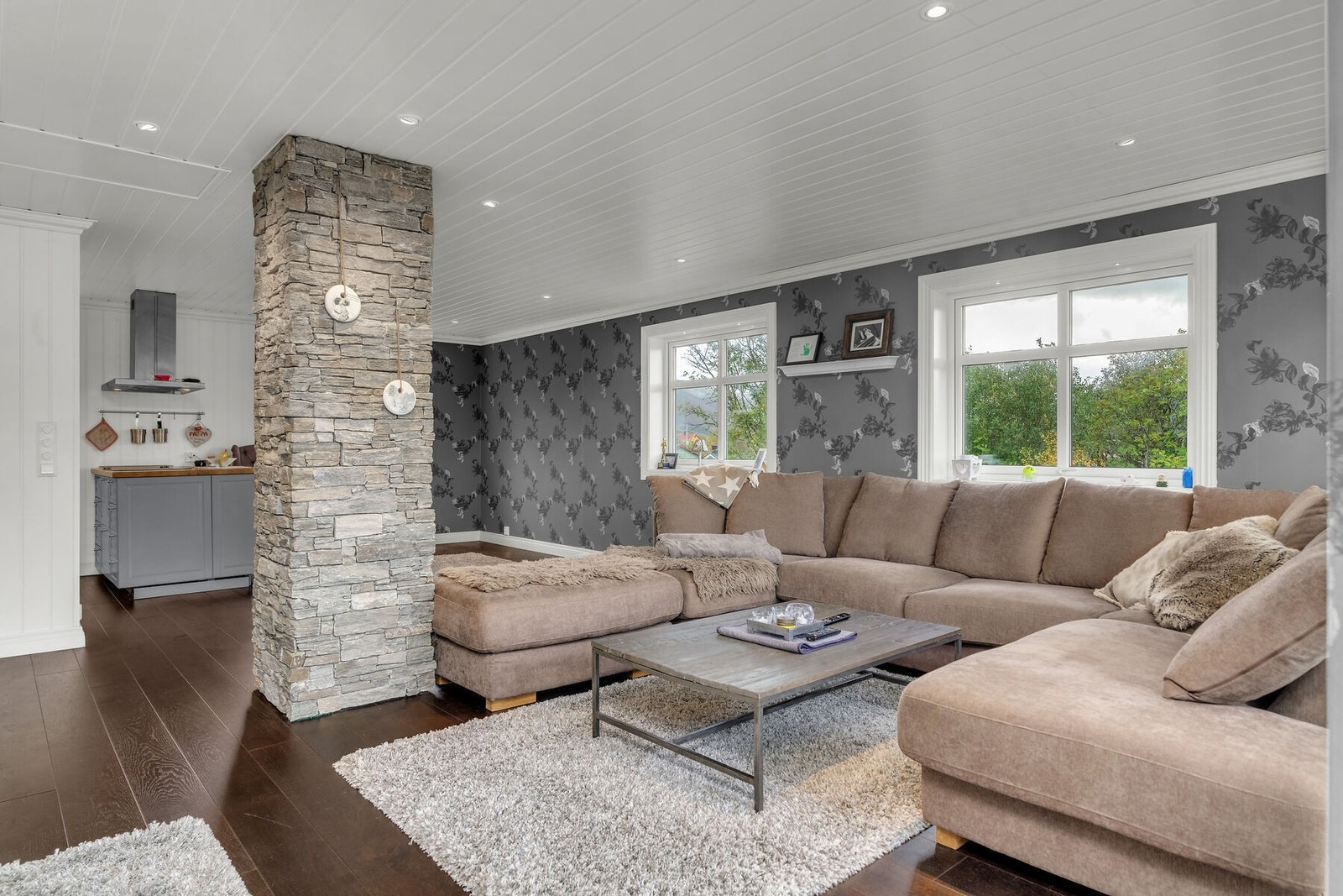 Stuen har god plass til møblering av både sofakrok og spisegruppe. Galleribilde