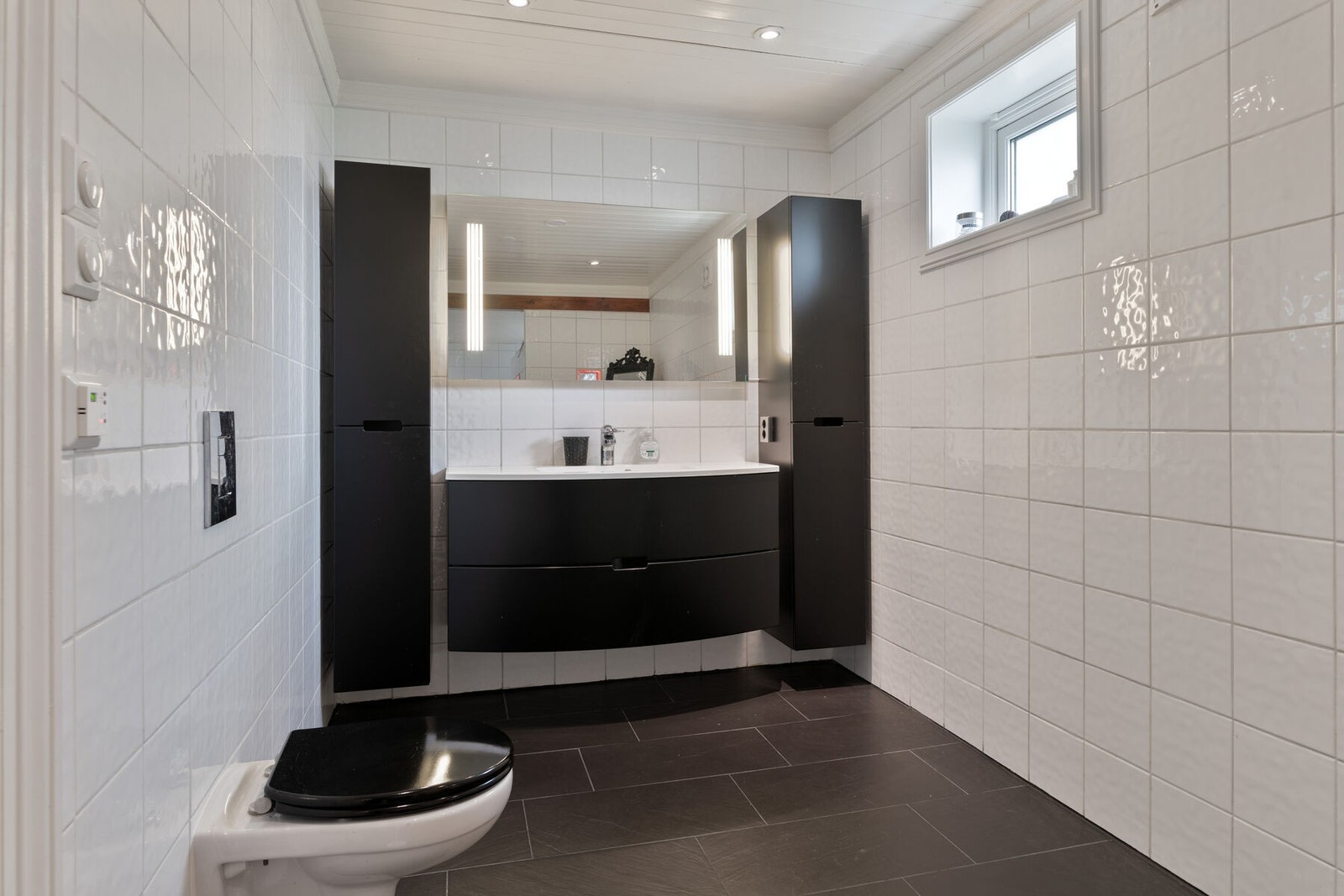 Badet er utført med sorte detaljer som gir en elegant utførelse. Galleribilde