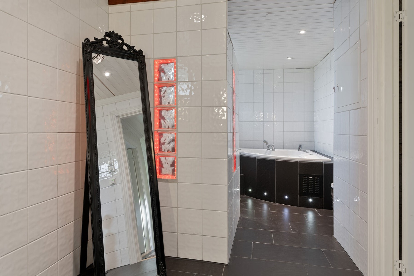 Flislagt baderom med varme i gulvet og spotter i taket. Galleribilde