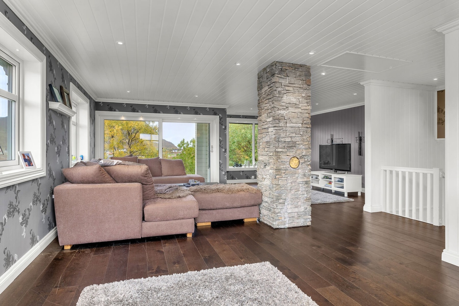 Lys og trivelig stue med store vindusflater. Galleribilde