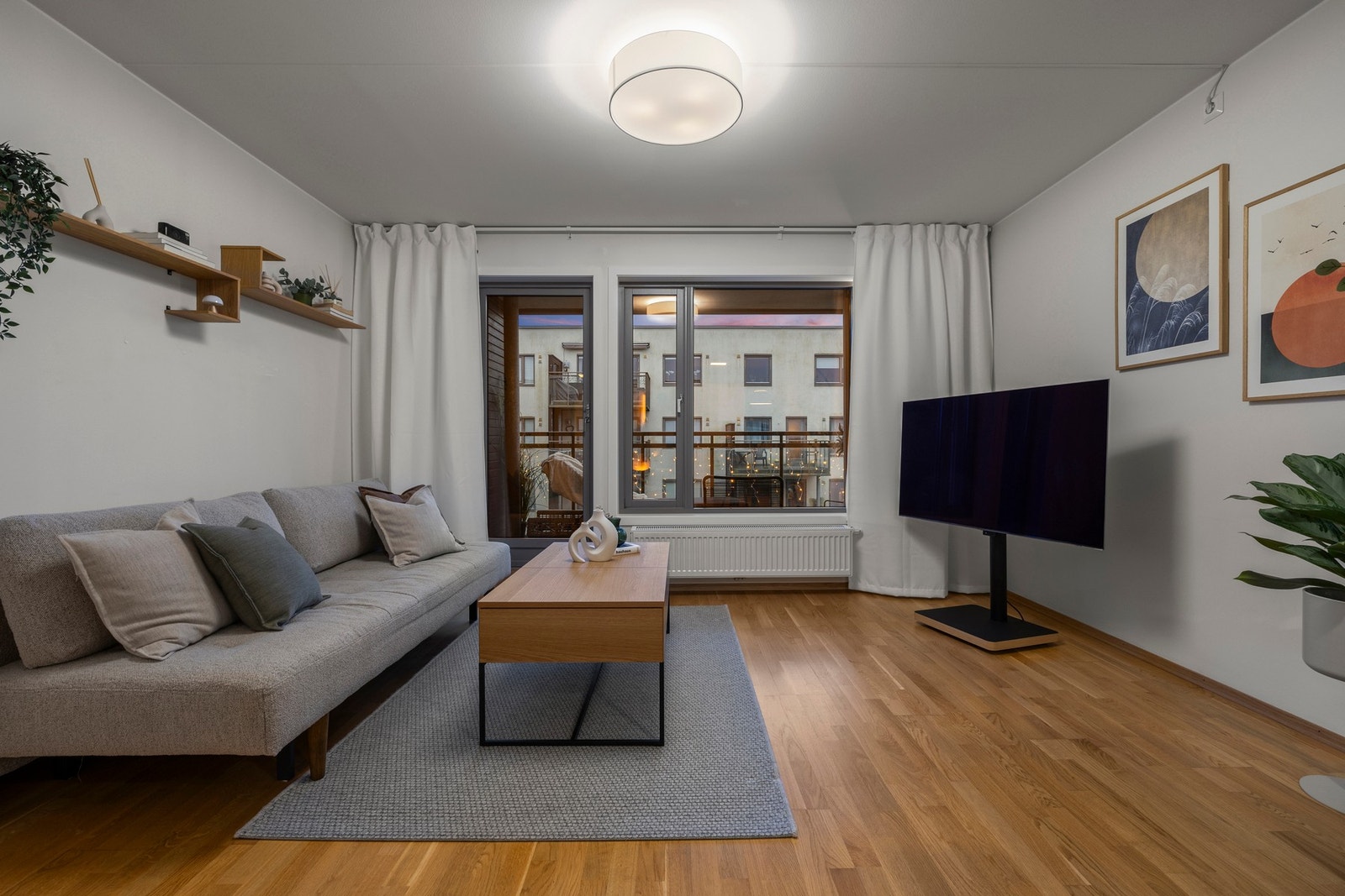 Fra stue er det utgang til overbygd balkong. Galleribilde