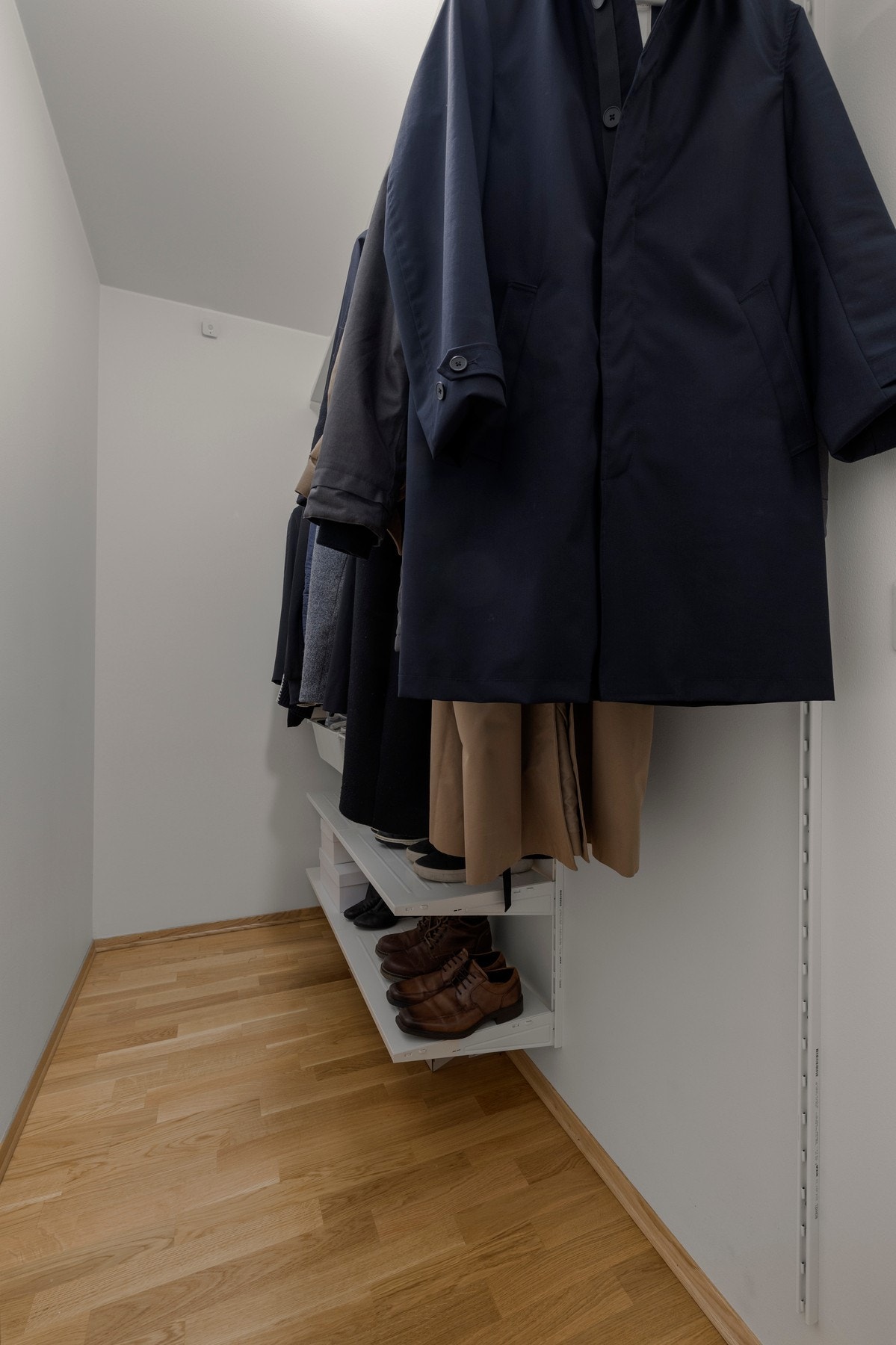 Her har du god plass til oppbevaring av klær og sko. Galleribilde