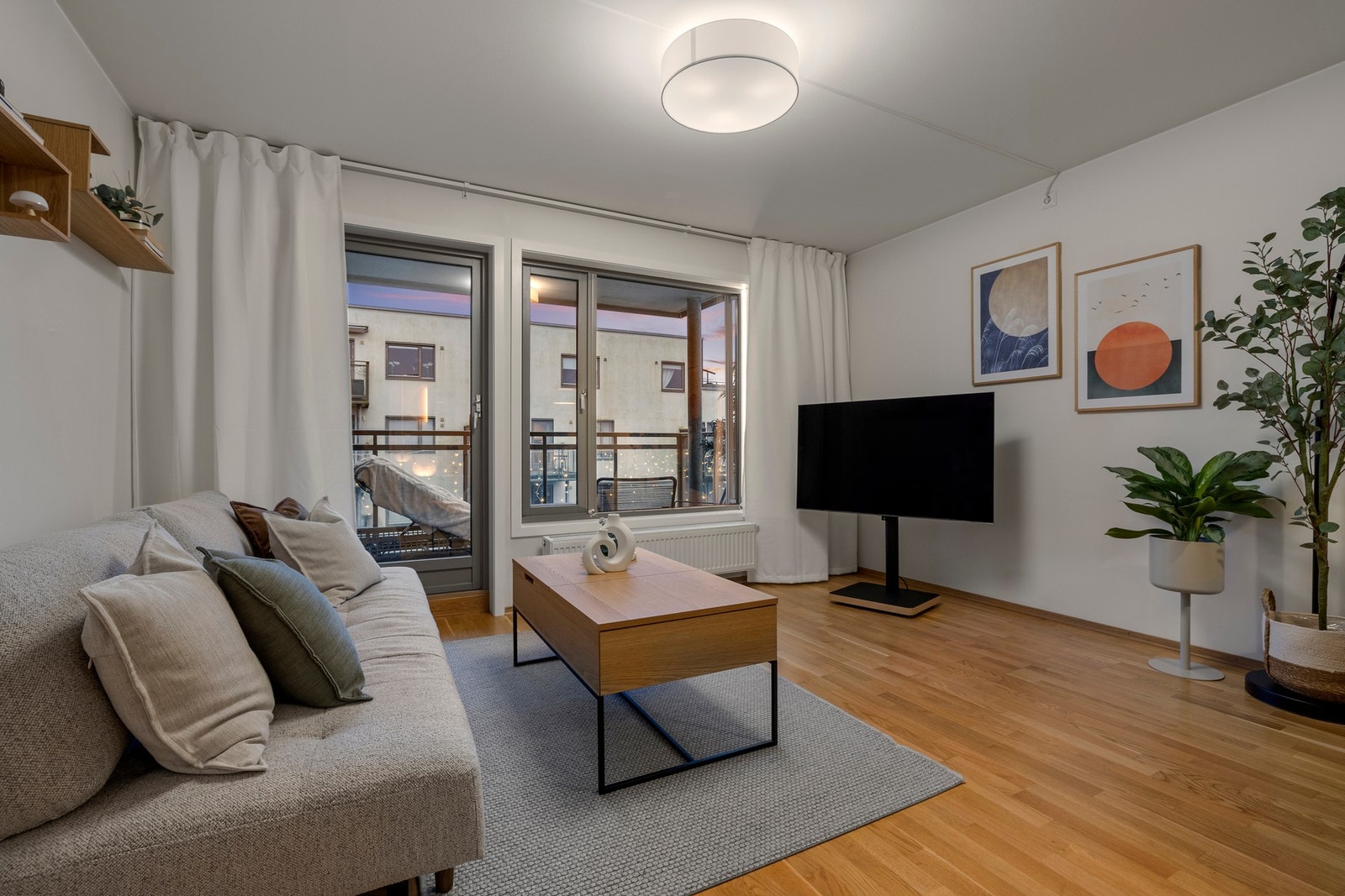 Leiligheten har en lys og trivelig stue med plass til sofa og spisestue. Galleribilde