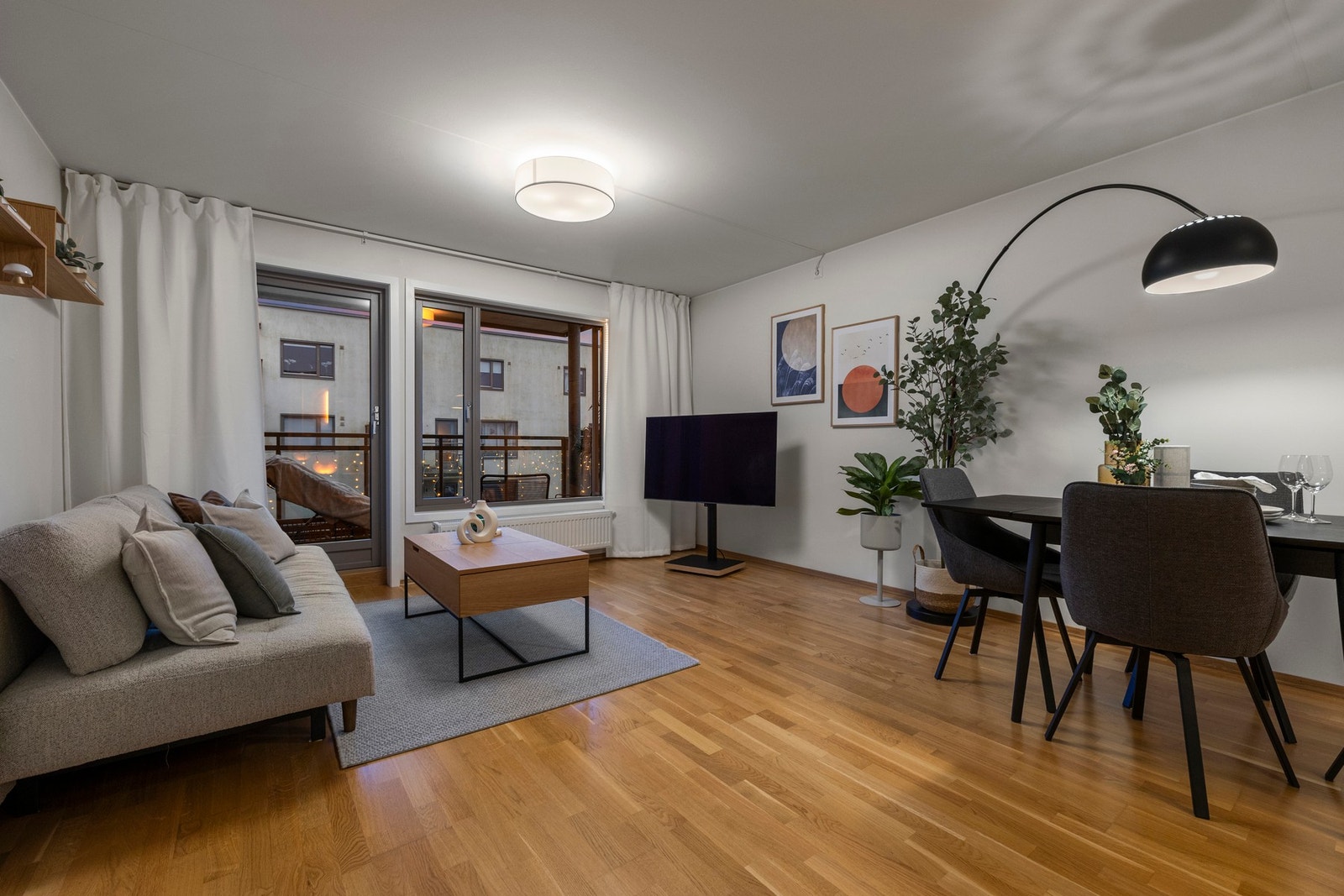 De store vindusflatene i stuen slipper inn rikelig med naturlig lys. Galleribilde
