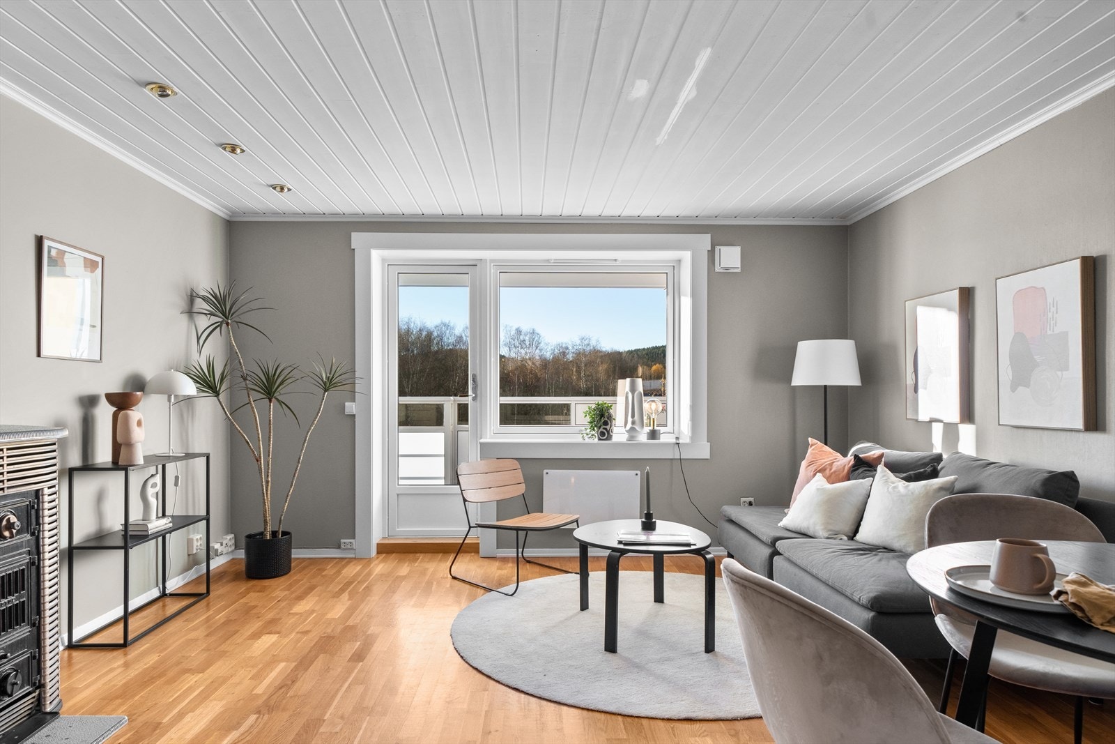 Stuen har store vinduer som slipper inn rikelig med lys og utgang til balkong Galleribilde