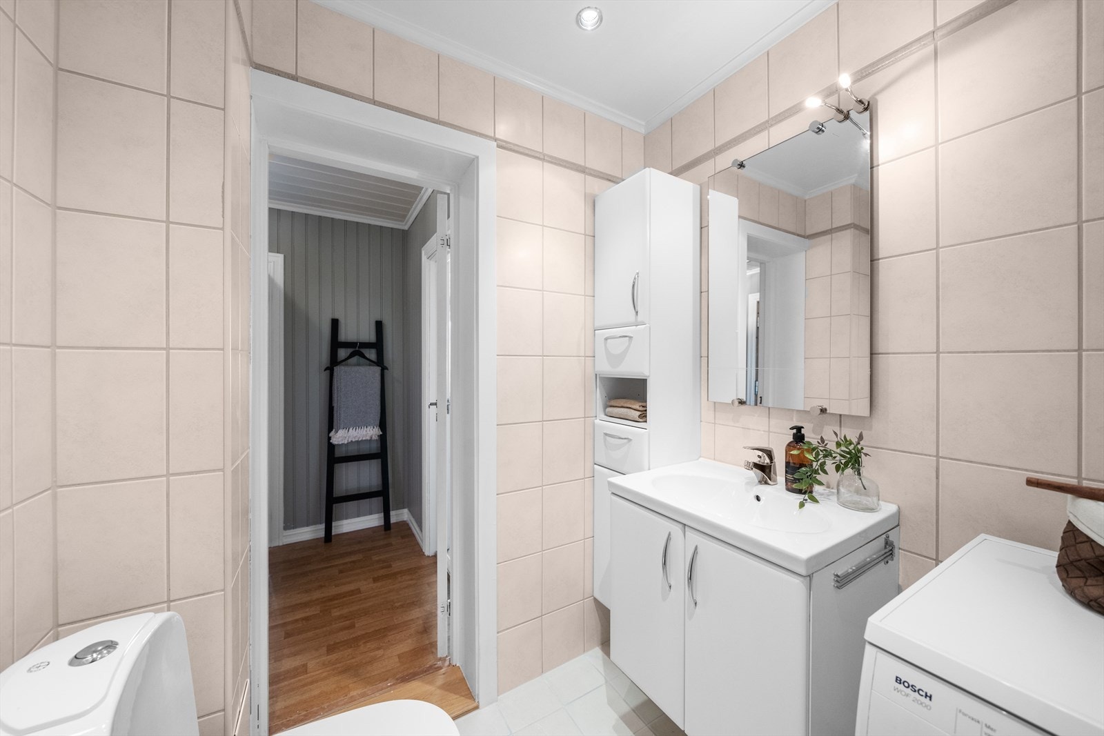 Bad har servant med under skap og høyskap på siden Galleribilde