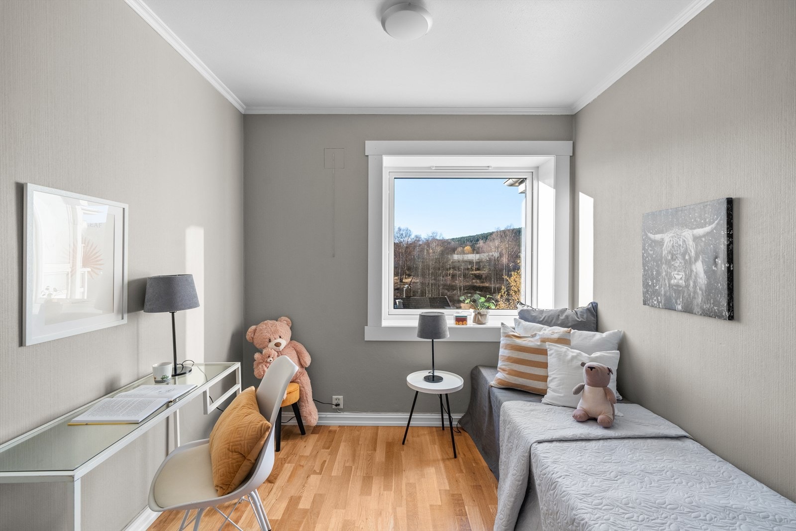 Koselig soverom med plass til skrivebord og seng Galleribilde