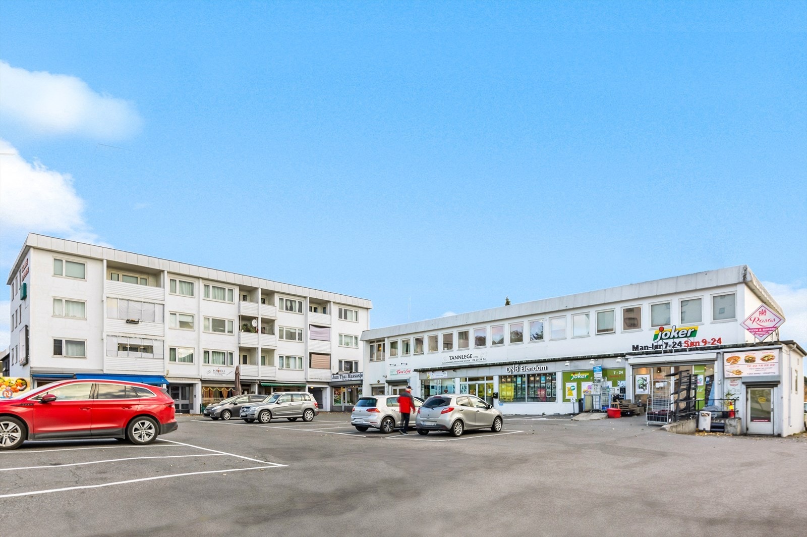 Torg med restaurant, søndagsåpen matbutikk og tannlege i nærheten av boligen Galleribilde