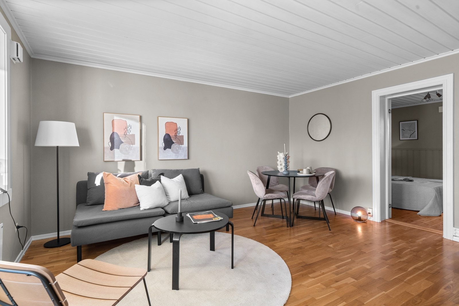 Stuen er malt i en moderne farge og har parkett på gulv Galleribilde