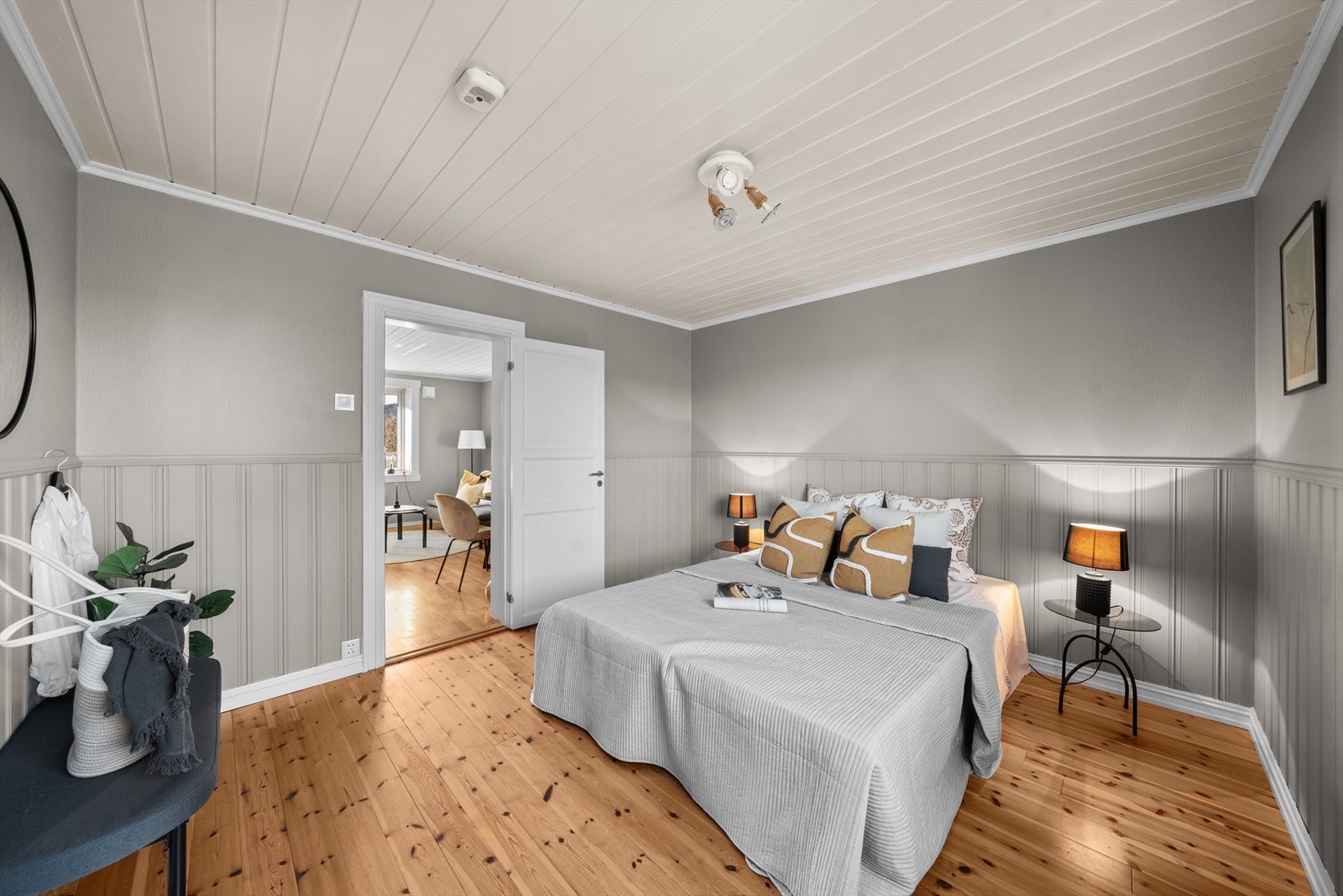 Komfortabelt soverom med god plass til dobbeltseng med nattbord Galleribilde