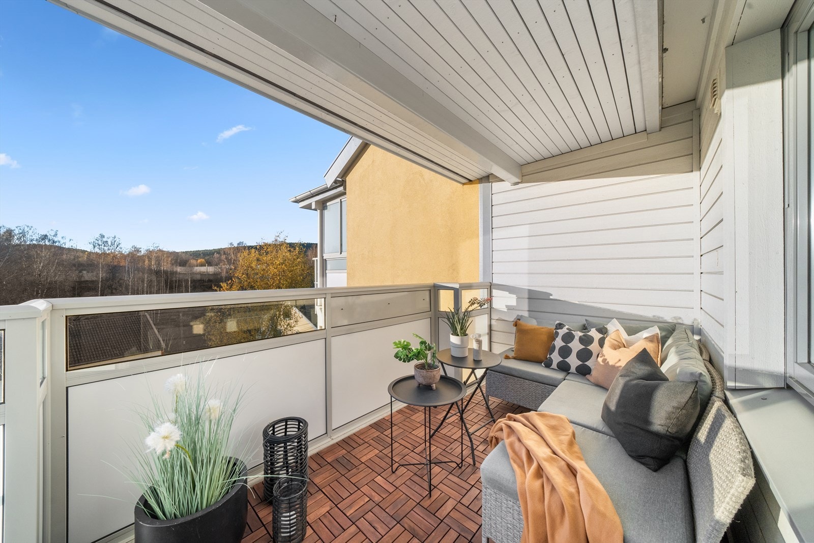 Balkong med plass til sittegruppe og grill Galleribilde