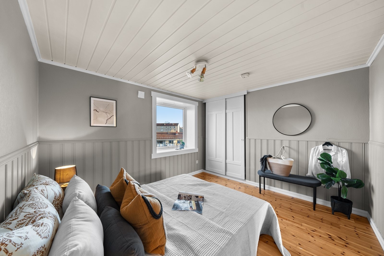 Soverommet har innebygget garderobeskap og naturlig lys Galleribilde