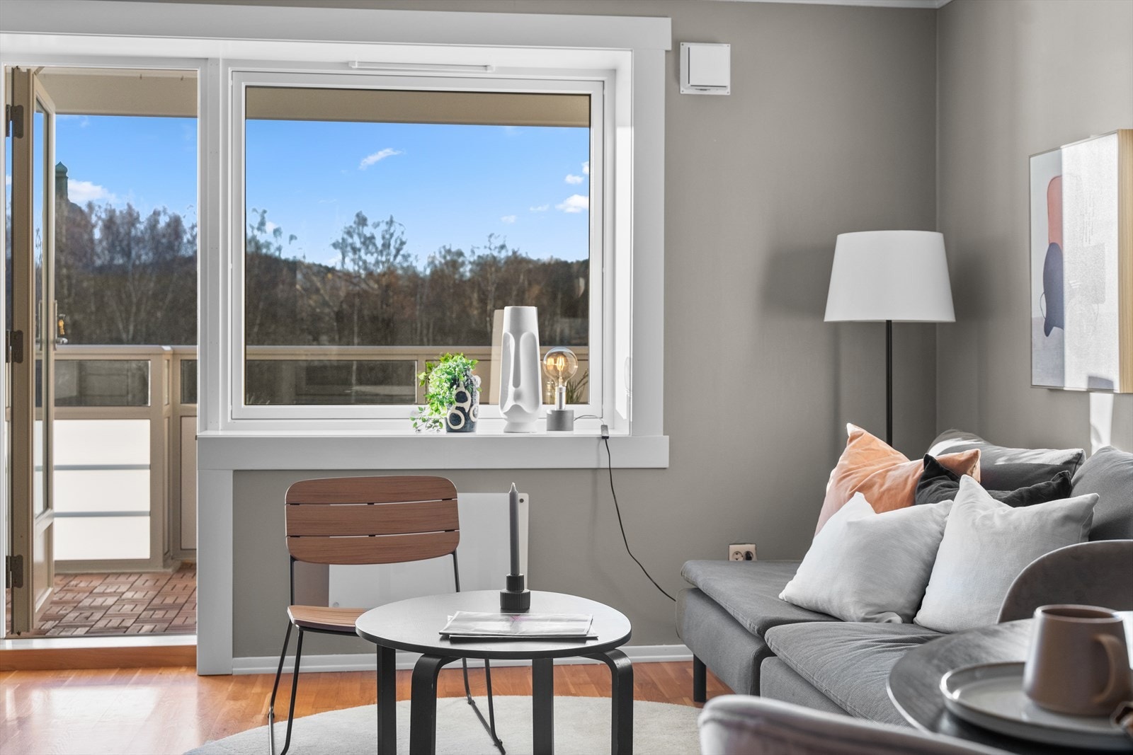 Stue med utgang til en innbydende balkong. Galleribilde