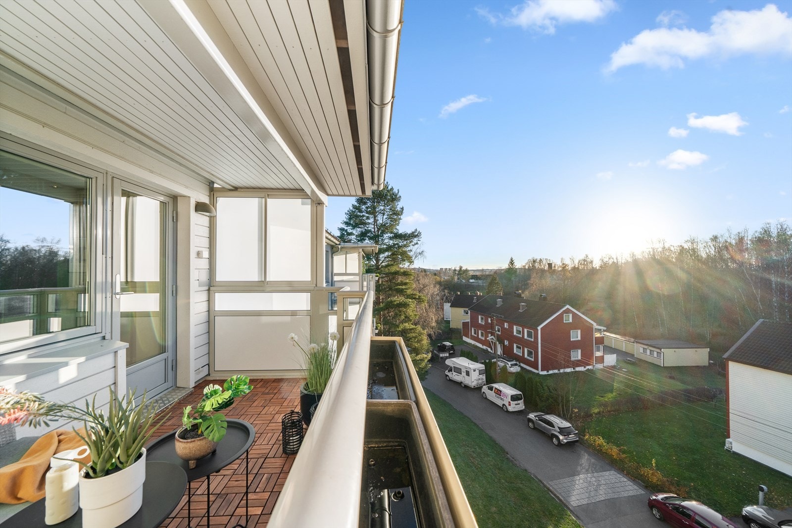 Balkong med fin utsikt over nabolaget Galleribilde