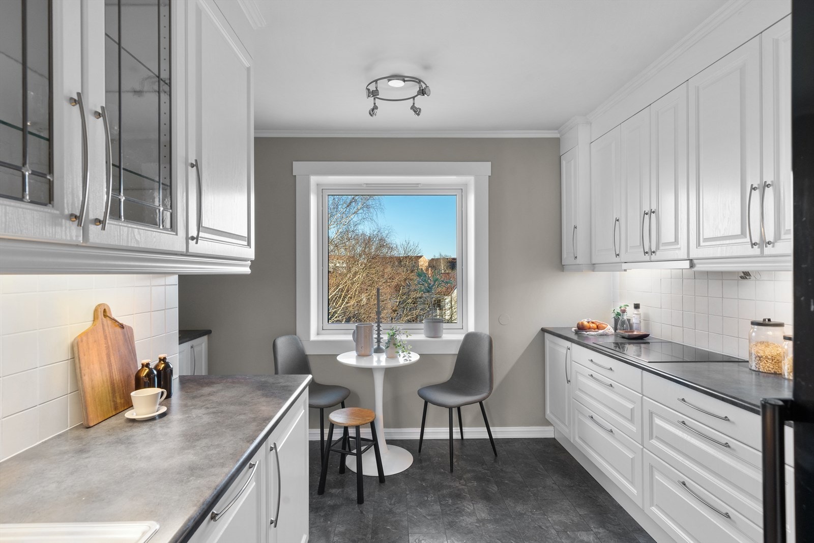 Kjøkken med plass til spisebord og rikelig med skapplass Galleribilde