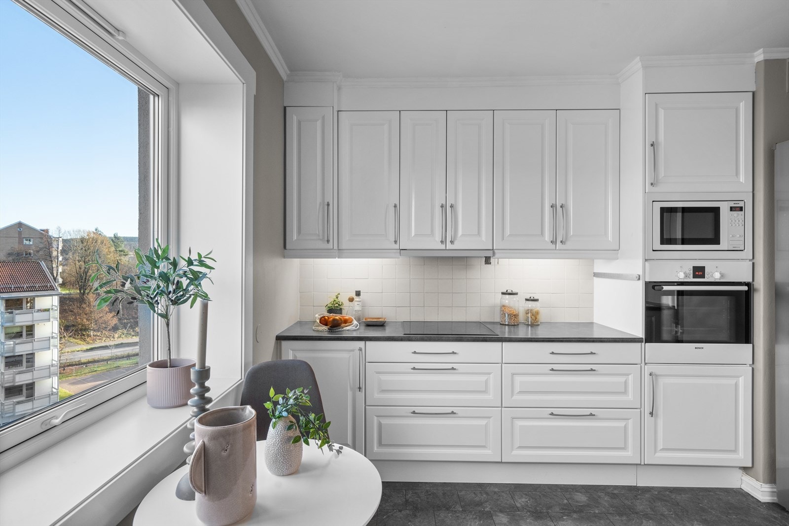 Kjøkken med integrerte hvitevarer og hyggelig utsyn mot fellesområdet Galleribilde