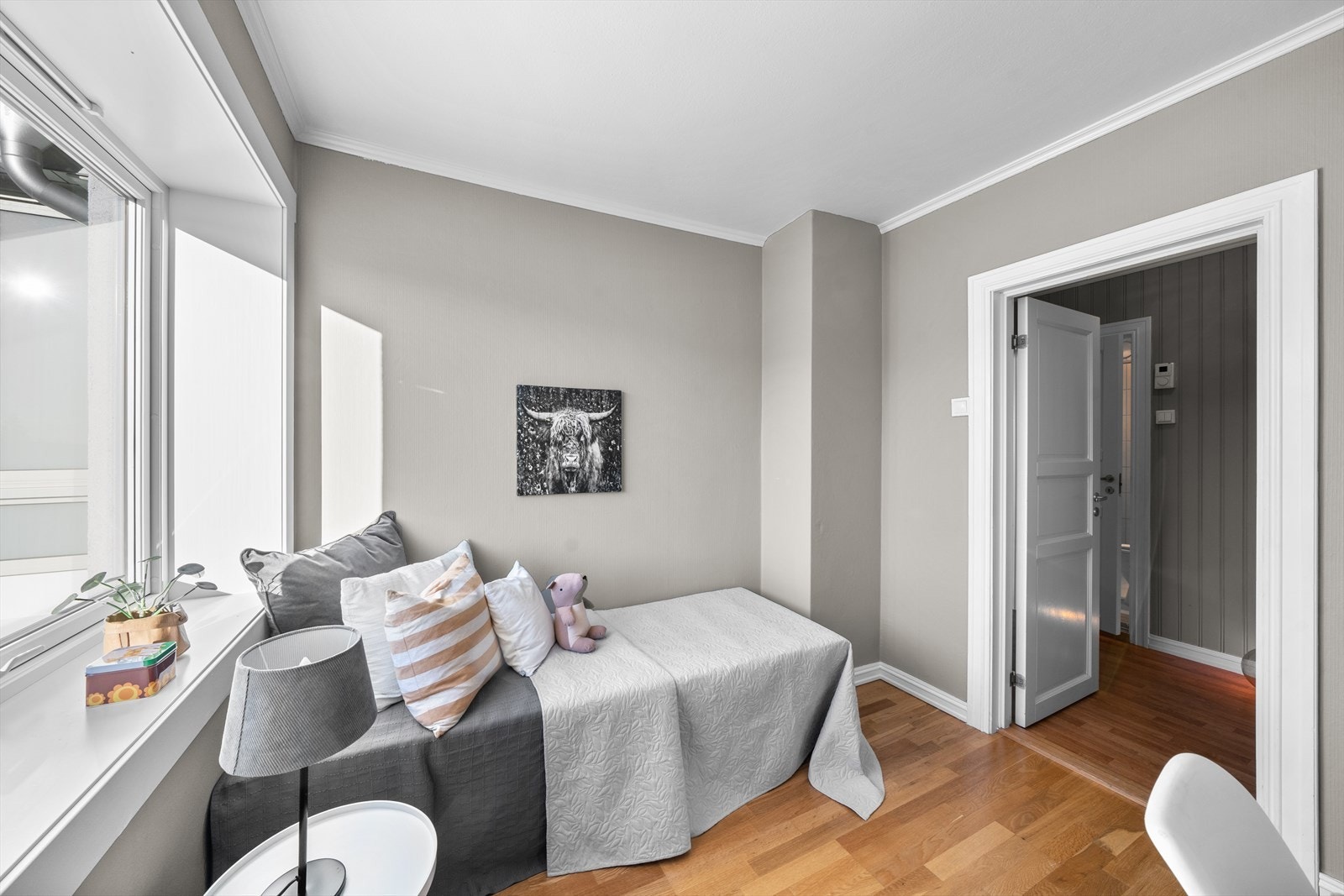 Soverommet er malt i en moderne farge med parkett på gulv Galleribilde