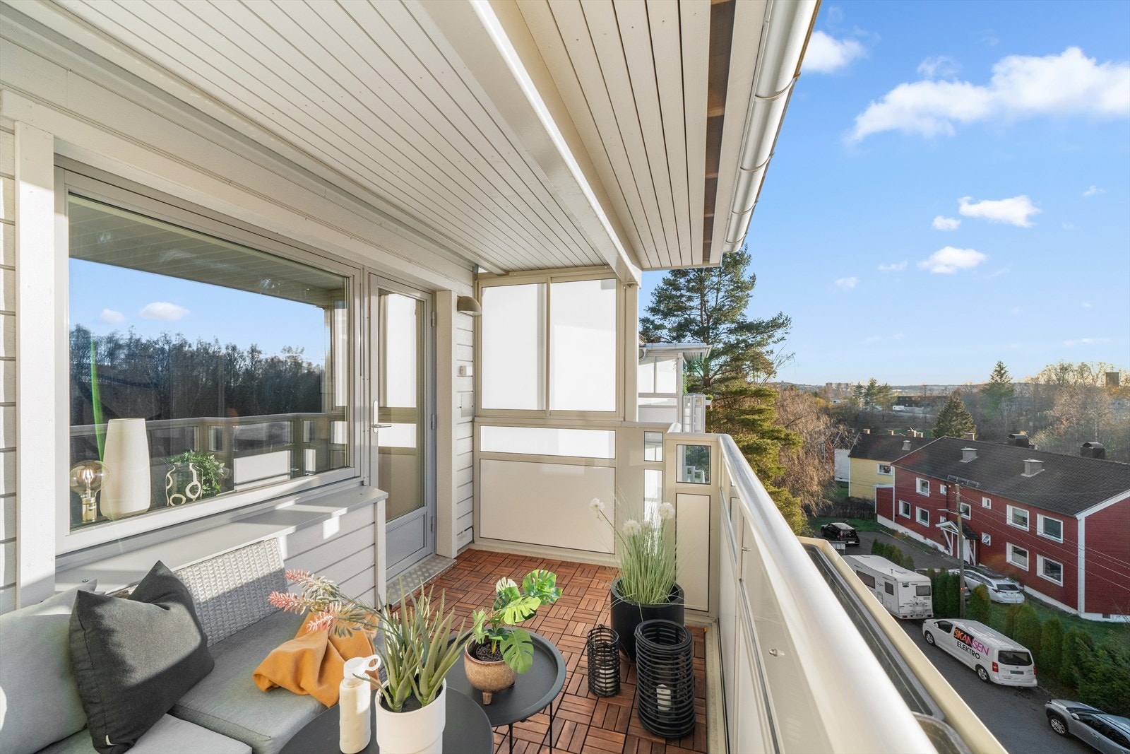 Solrik balkong med hyggelig utsyn Galleribilde