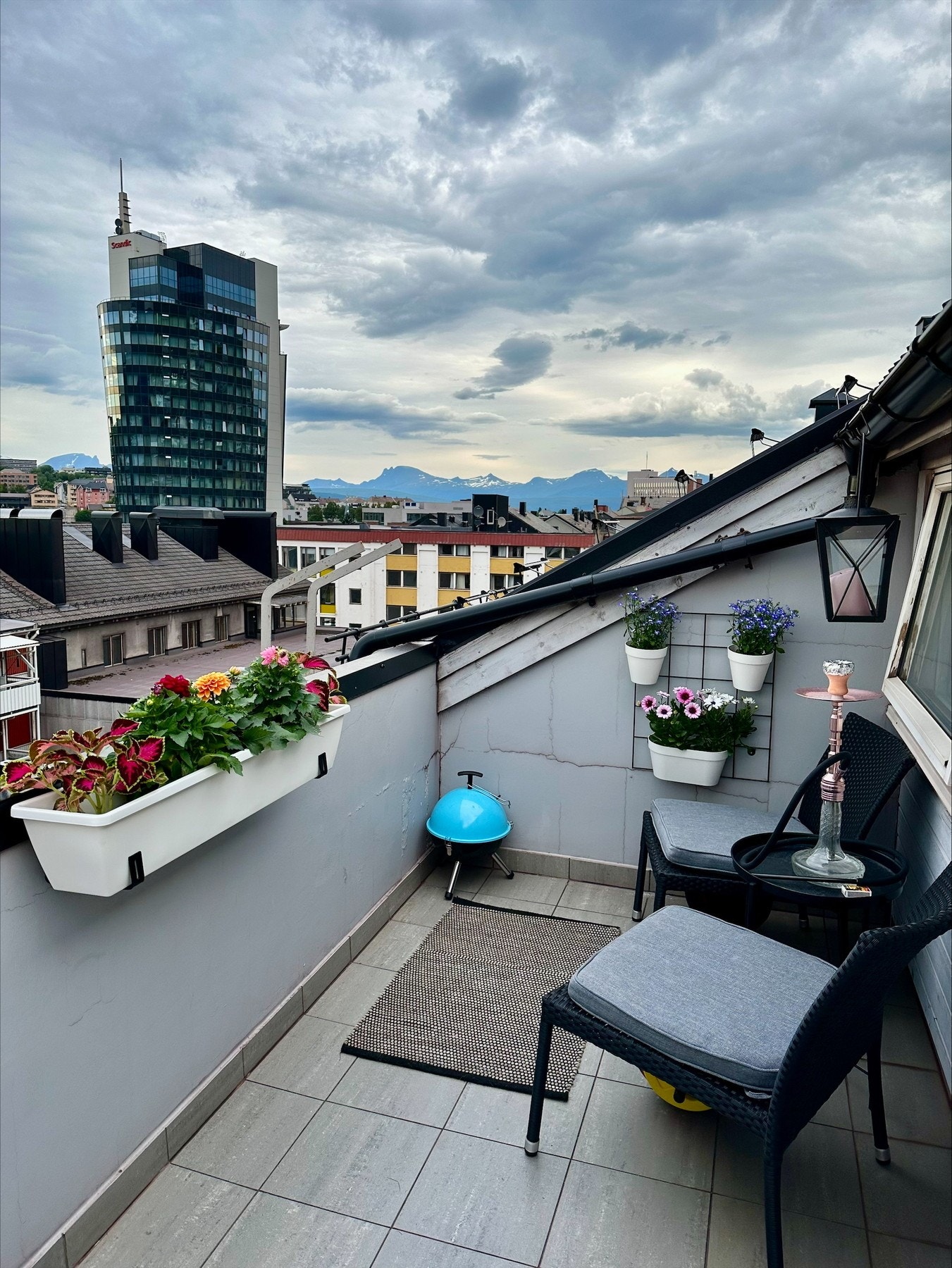 Flott altan med utsikt og sol i toppklassen Galleribilde