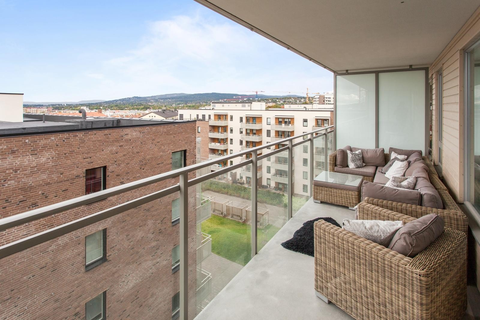 Flott 3-roms med stor balkong og utsikt. Ledig omgående Galleribilde