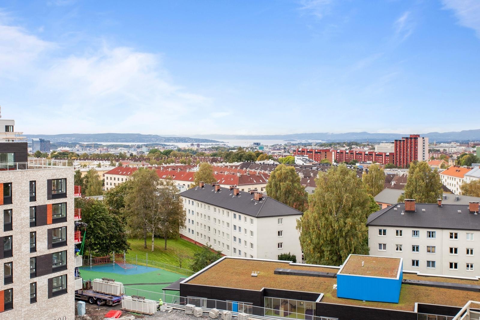 Sørvendt balkong med god utsikt og solforhold. Galleribilde