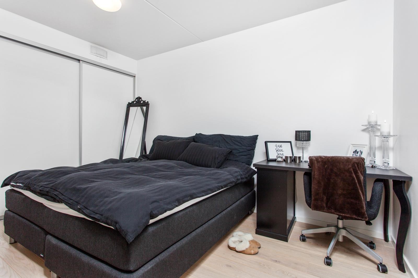 Hovedsoverom med skyvedørsgarderobe. Galleribilde