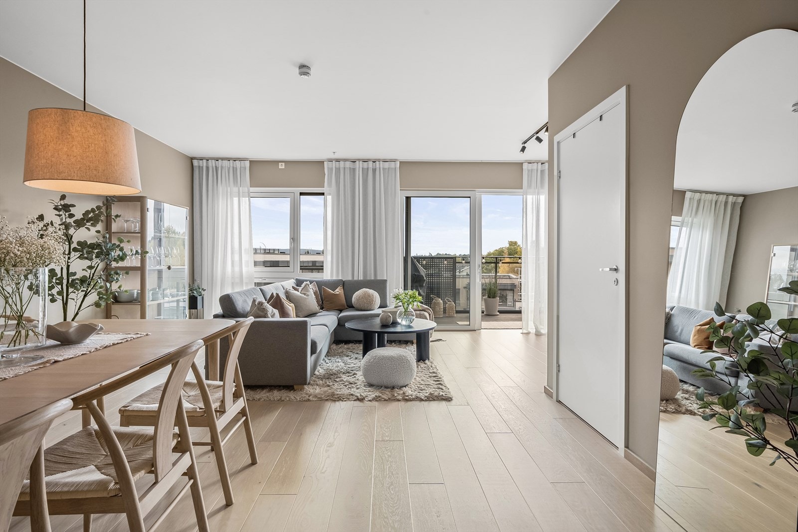 I tilknytning til stuen er det en innvendig bod på 3 kvm som passer ypperlig for oppbevaring av støvsuger m.m. Galleribilde