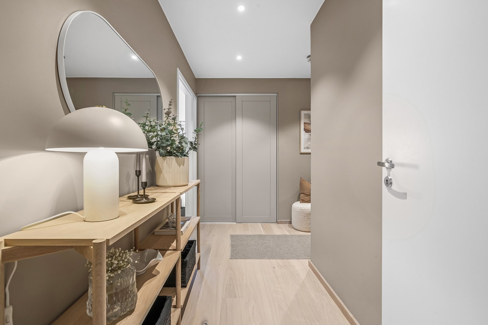 Her er det plass til å henge fra seg yttertøy i integrert skyvedørsgarderobe. Galleribilde