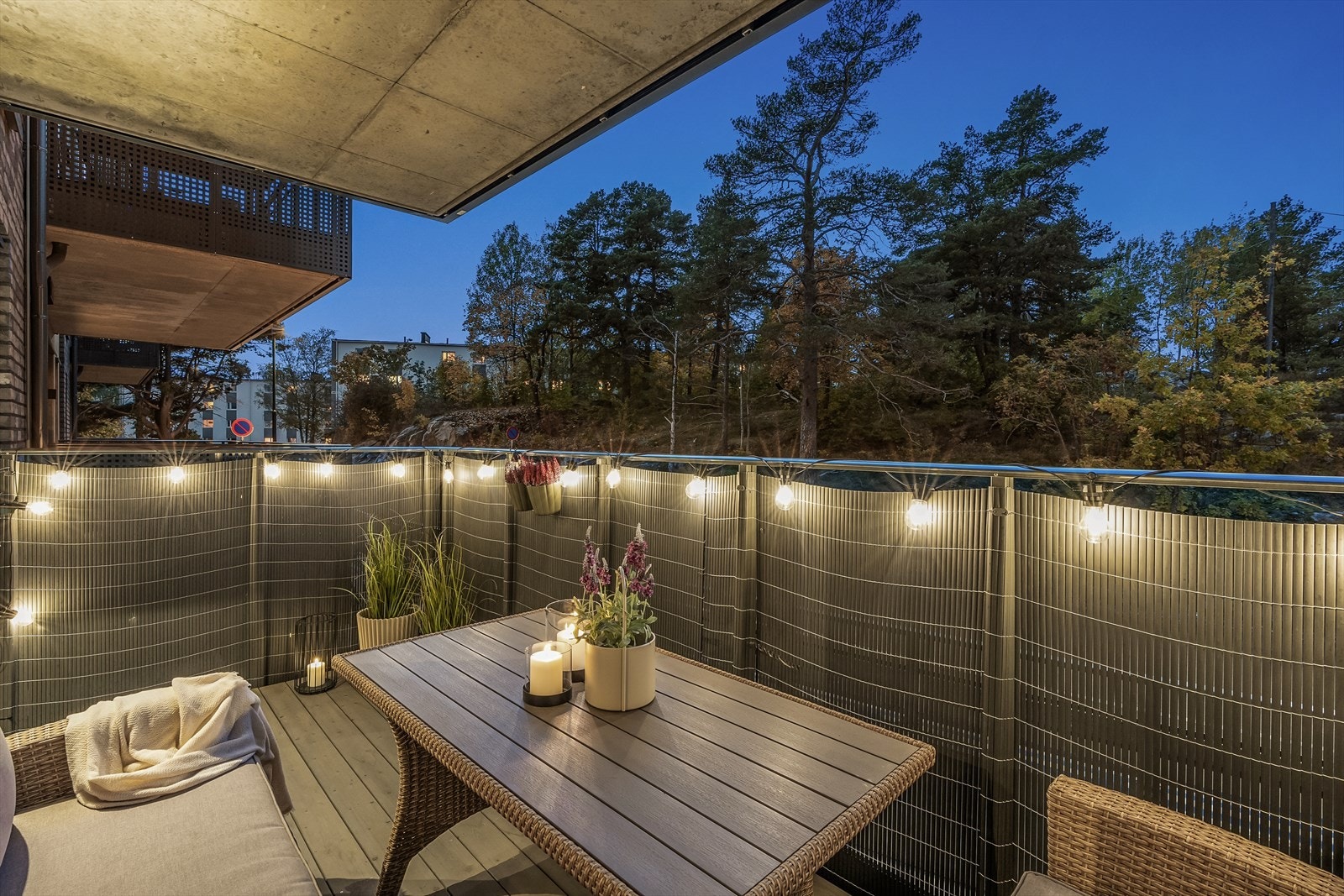 Trivelig utsyn mot frodige omgivelser. Her kan ettermiddagssolen nytes! Galleribilde