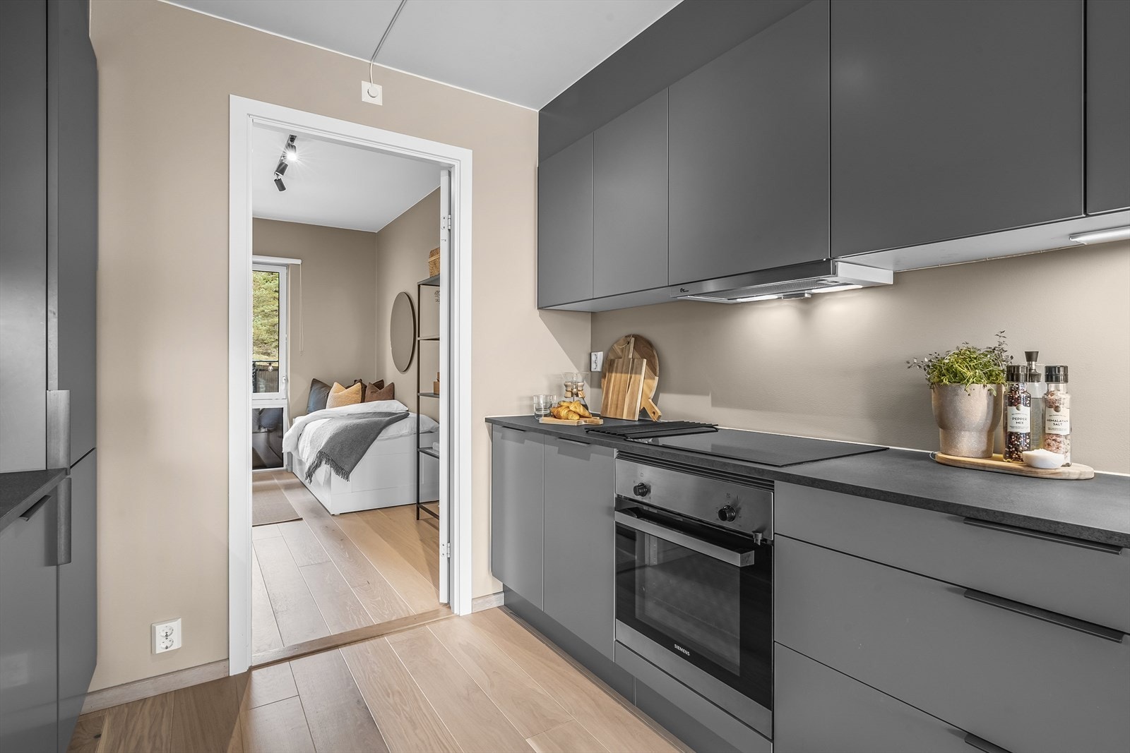 Integrerte hvitevarer som induksjonstopp, stekeovn, oppvaskmaskin og kjøl/fryseskap. Avtrekk over kokeplass. Galleribilde