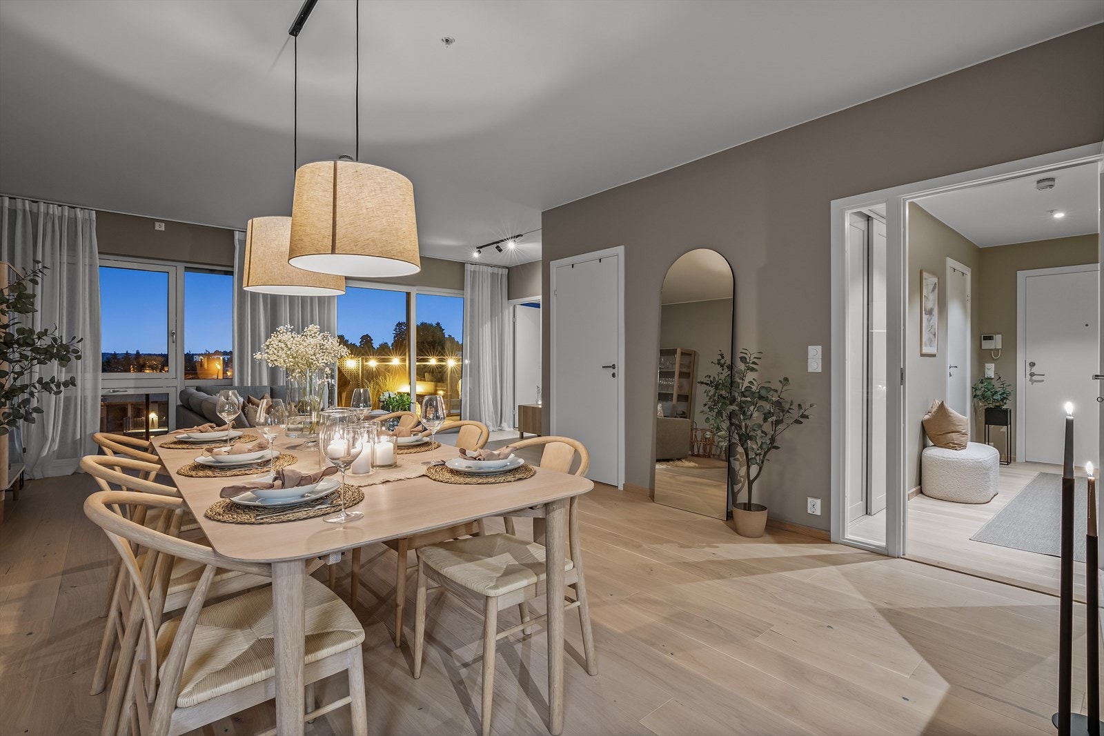 Stuen er romslig og har god plass til det du måtte ønske av stor spisegruppe og sofa med tilhørende tv- møblement. Galleribilde