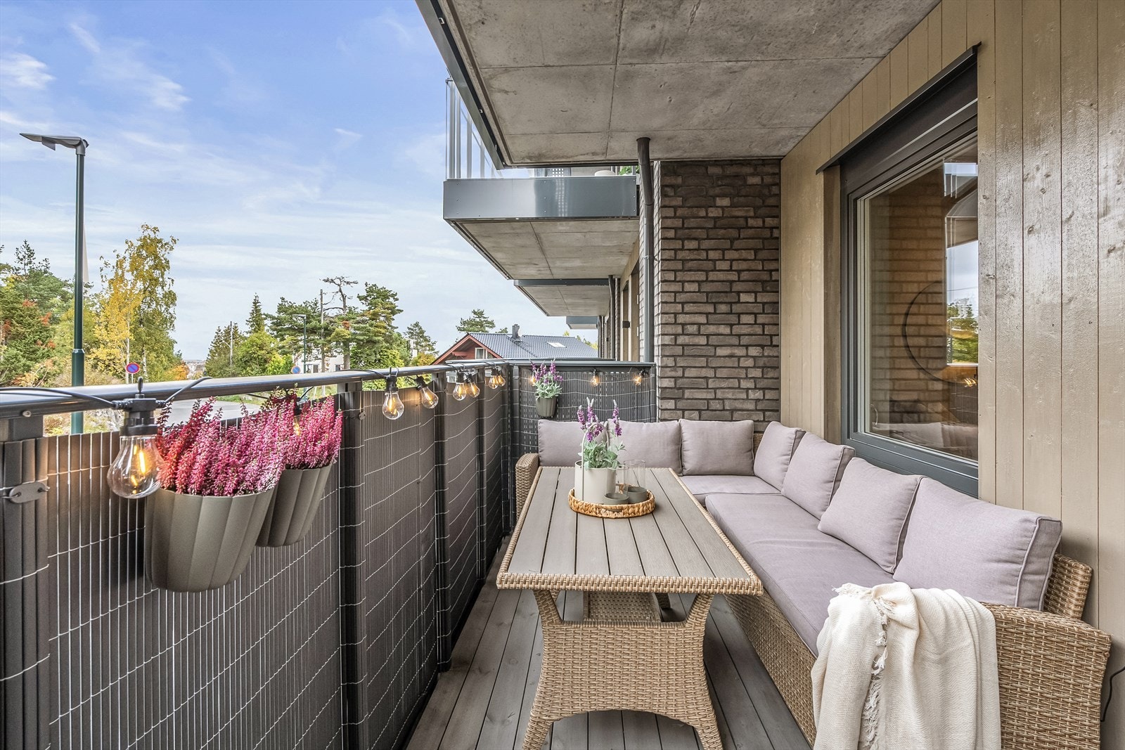 Her er det god plass til det du måtte ønske av balkongmøbler. Galleribilde