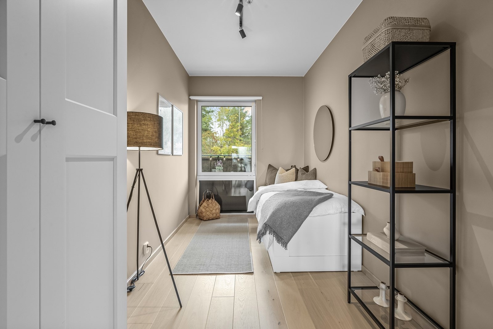 Soverom 2 er innredet med garderobeskap og egner seg godt som kontor, gjesterom eller barnerom. Alt etter behov! Galleribilde