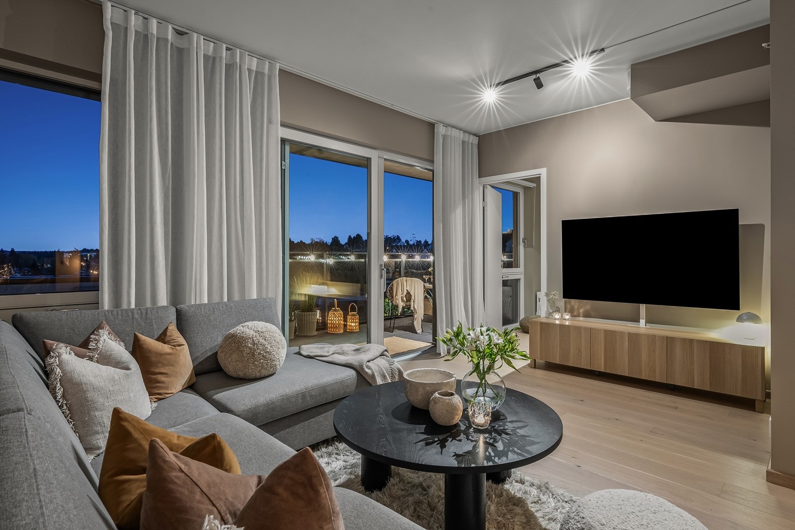 Leiligheten oppfattes som lys og luftig med store vindusflater som skaper fine lysforhold. Galleribilde