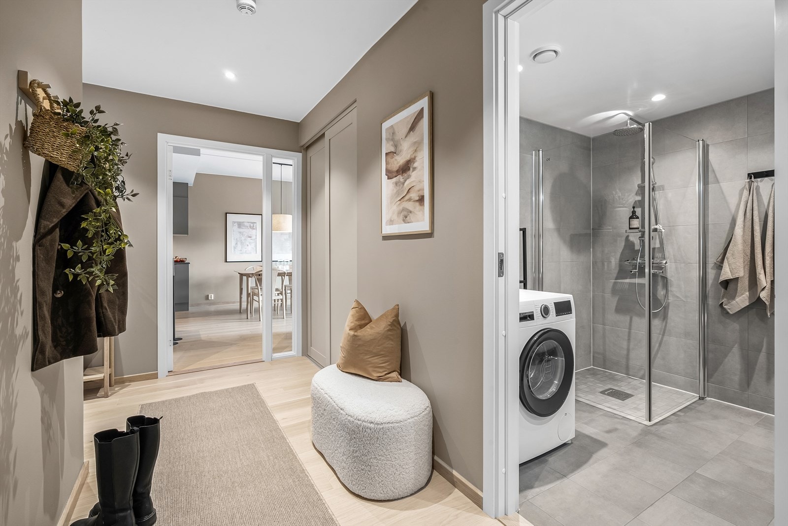 Enkel ankomst til boligen via heis fra bakkeplan eller garasjeplan. Galleribilde