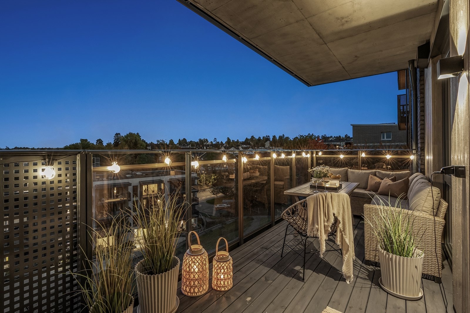 Fra stuen er det utgang til en stor, sydøstvendt balkong på ca. 12 m² med sol fra morgen til ettermiddag midtsommer. Galleribilde