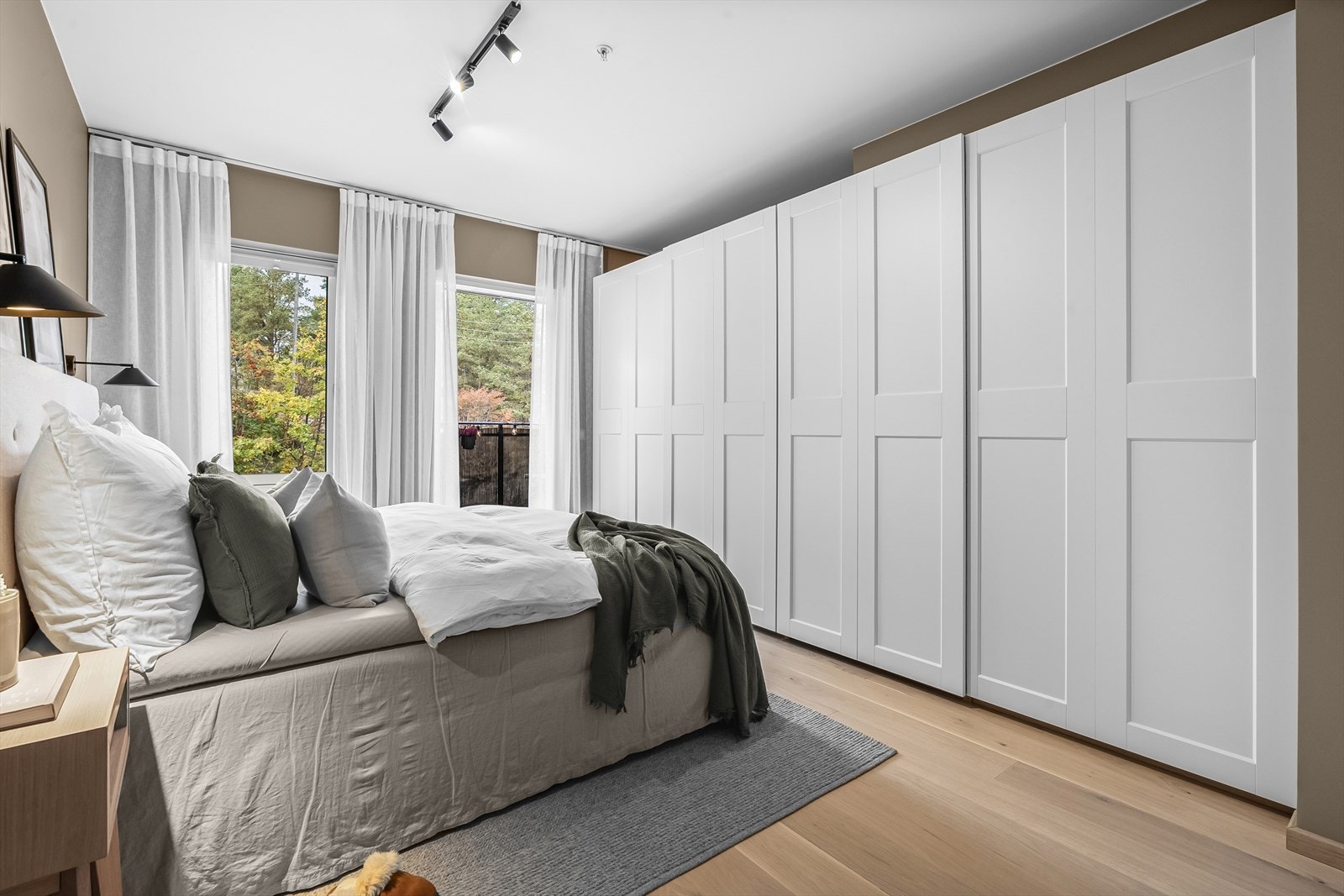 Et flott hovedsoverom rikelig med skapplass i klassisk garderobeskap som strekker seg langs veggen. Galleribilde